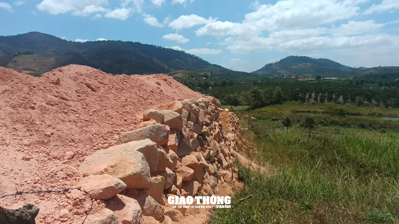 Nhức nhối nạn đào, san lấp mặt bằng xâm phạm hành lang tuyến QL27, ĐT724 ở Lâm Đồng - Ảnh 5. Nhức nhối nạn đào, san lấp mặt bằng xâm phạm hành lang tuyến QL27, ĐT724 ở Lâm Đồng - Ảnh 5.