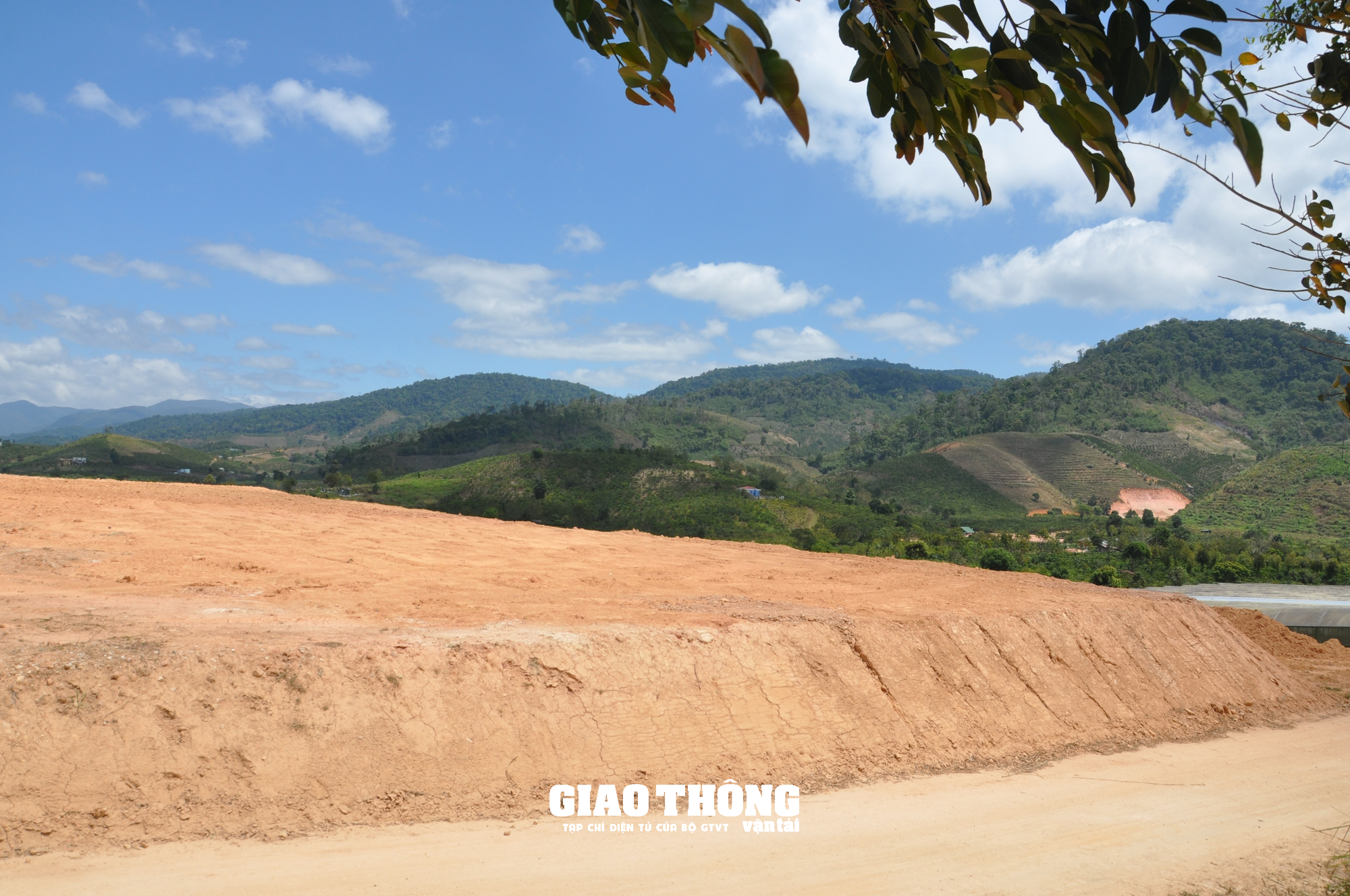 Nhức nhối nạn đào, san lấp mặt bằng xâm phạm hành lang tuyến QL27, ĐT724 ở Lâm Đồng - Ảnh 7. Nhức nhối nạn đào, san lấp mặt bằng xâm phạm hành lang tuyến QL27, ĐT724 ở Lâm Đồng - Ảnh 7.