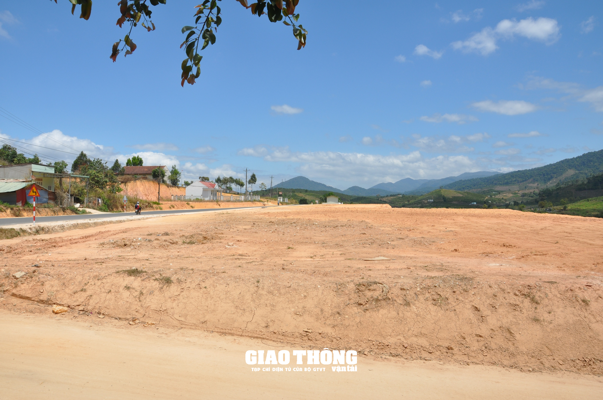 Nhức nhối nạn đào, san lấp mặt bằng xâm phạm hành lang tuyến QL27, ĐT724 ở Lâm Đồng - Ảnh 8. Nhức nhối nạn đào, san lấp mặt bằng xâm phạm hành lang tuyến QL27, ĐT724 ở Lâm Đồng - Ảnh 8.