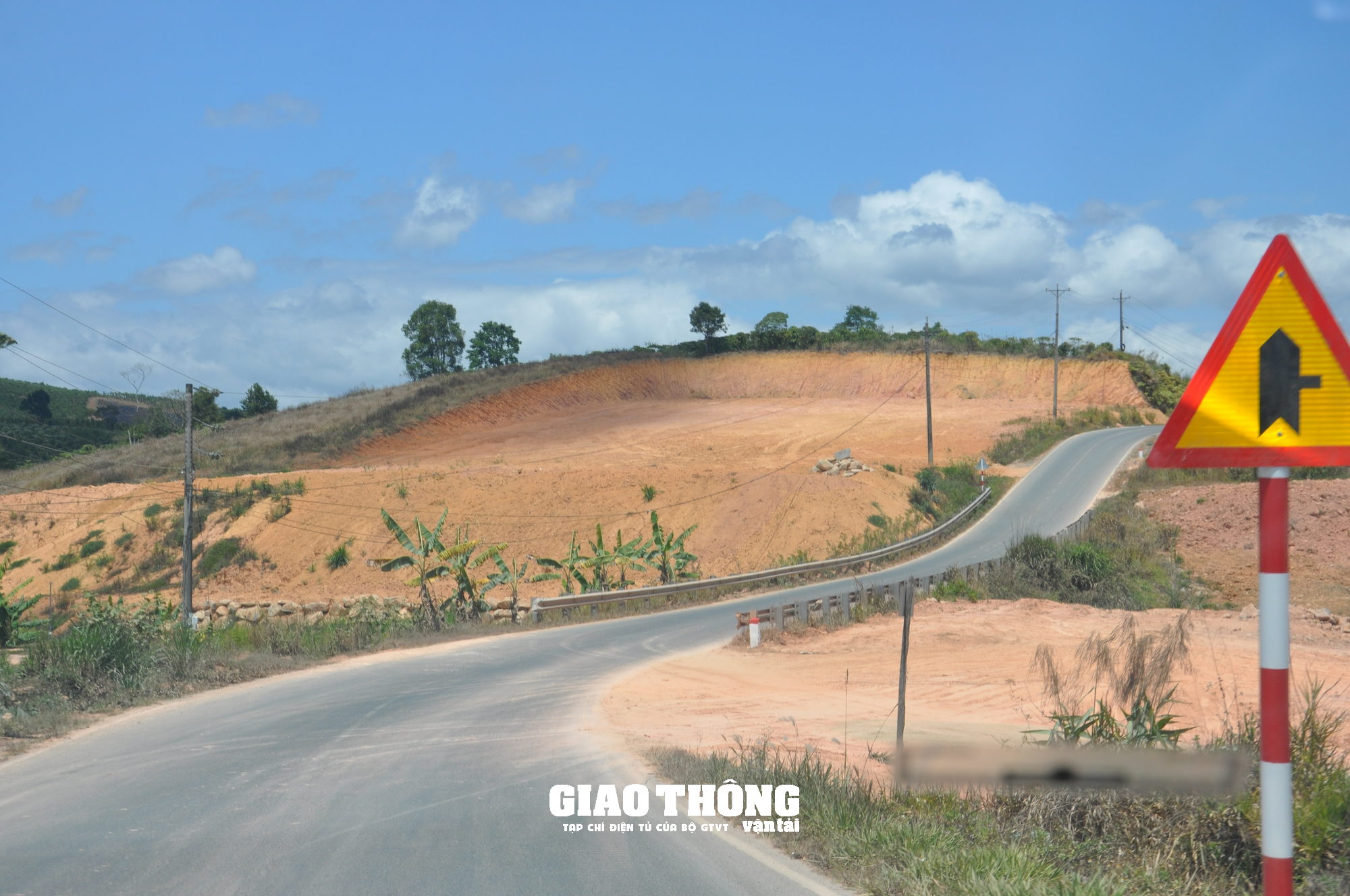 Nhức nhối nạn đào, san lấp mặt bằng xâm phạm hành lang tuyến QL27, ĐT724 ở Lâm Đồng - Ảnh 11. Nhức nhối nạn đào, san lấp mặt bằng xâm phạm hành lang tuyến QL27, ĐT724 ở Lâm Đồng - Ảnh 11.