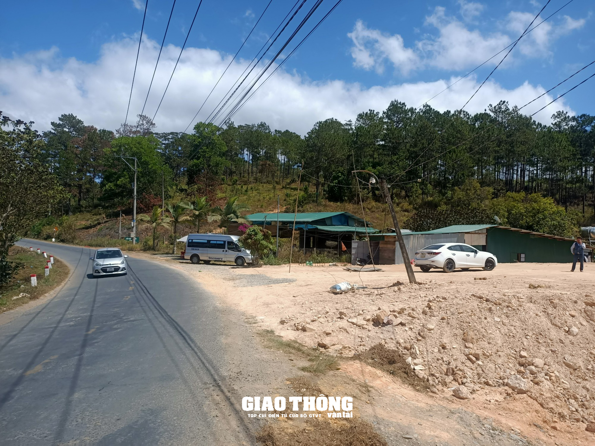 Nhức nhối nạn đào, san lấp mặt bằng xâm phạm hành lang tuyến QL27, ĐT724 ở Lâm Đồng - Ảnh 13. Nhức nhối nạn đào, san lấp mặt bằng xâm phạm hành lang tuyến QL27, ĐT724 ở Lâm Đồng - Ảnh 13.