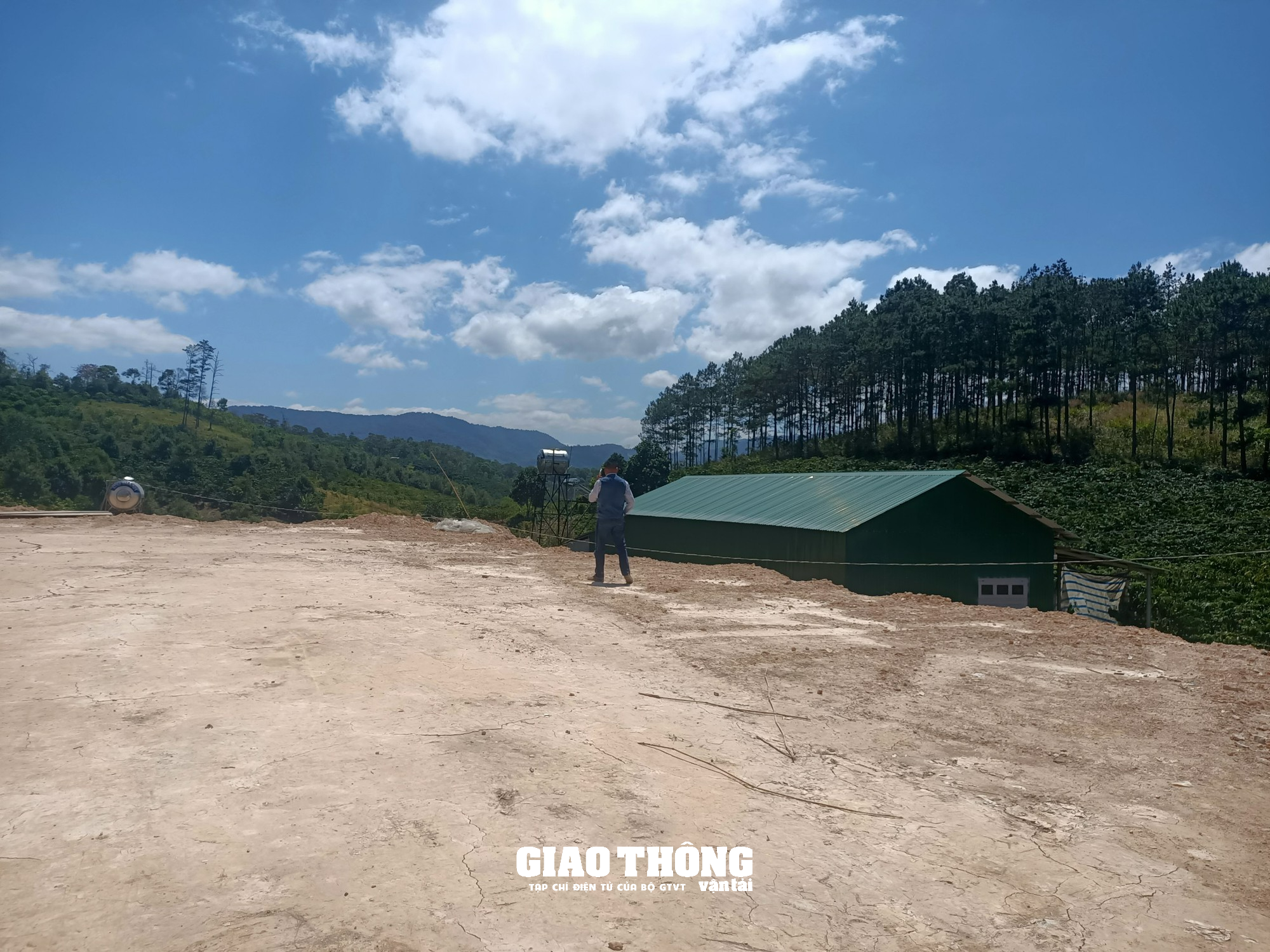 Nhức nhối nạn đào, san lấp mặt bằng xâm phạm hành lang tuyến QL27, ĐT724 ở Lâm Đồng - Ảnh 14. Nhức nhối nạn đào, san lấp mặt bằng xâm phạm hành lang tuyến QL27, ĐT724 ở Lâm Đồng - Ảnh 14.