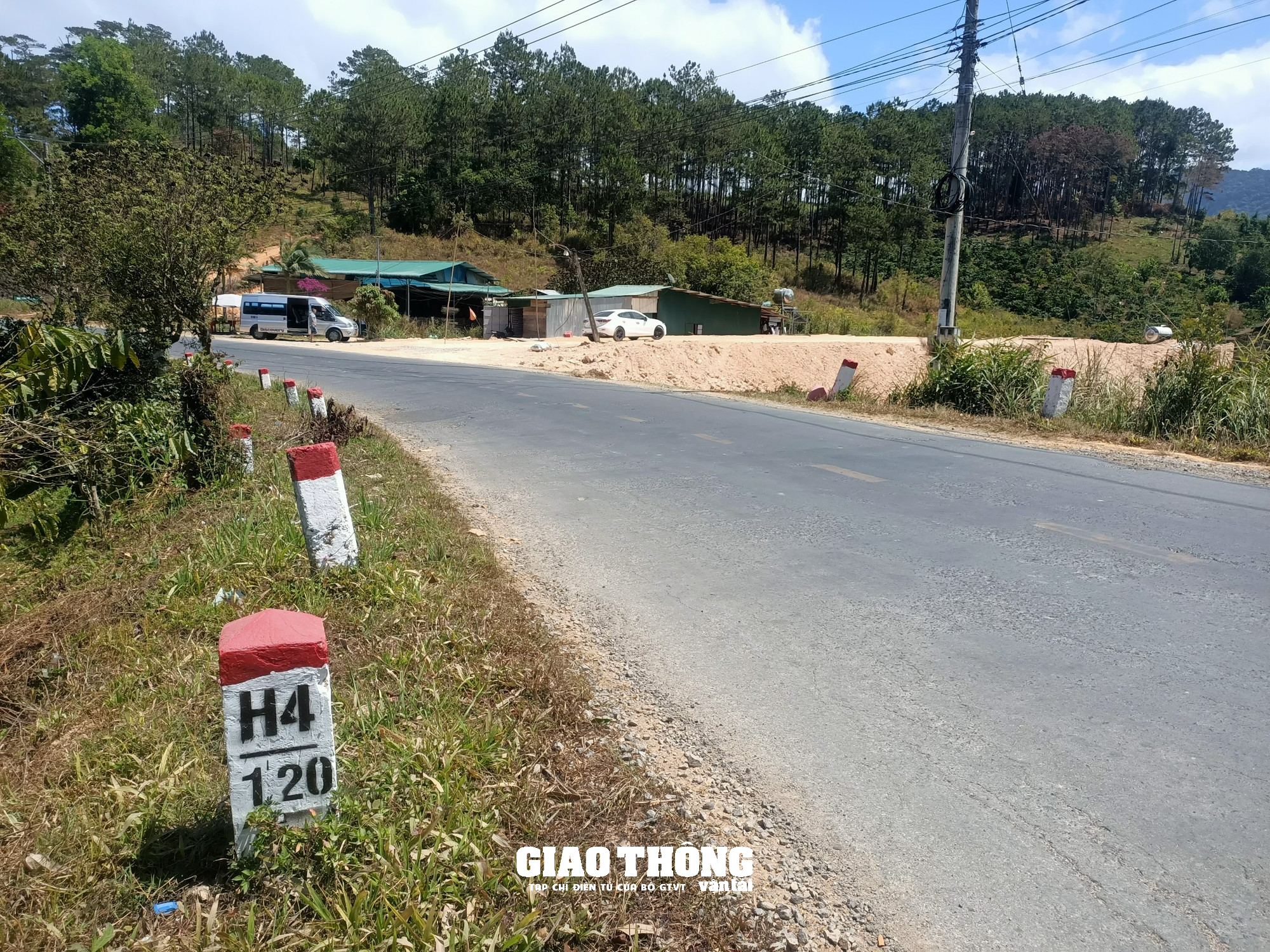 Nhức nhối nạn đào, san lấp mặt bằng xâm phạm hành lang tuyến QL27, ĐT724 ở Lâm Đồng - Ảnh 15. Nhức nhối nạn đào, san lấp mặt bằng xâm phạm hành lang tuyến QL27, ĐT724 ở Lâm Đồng - Ảnh 15.