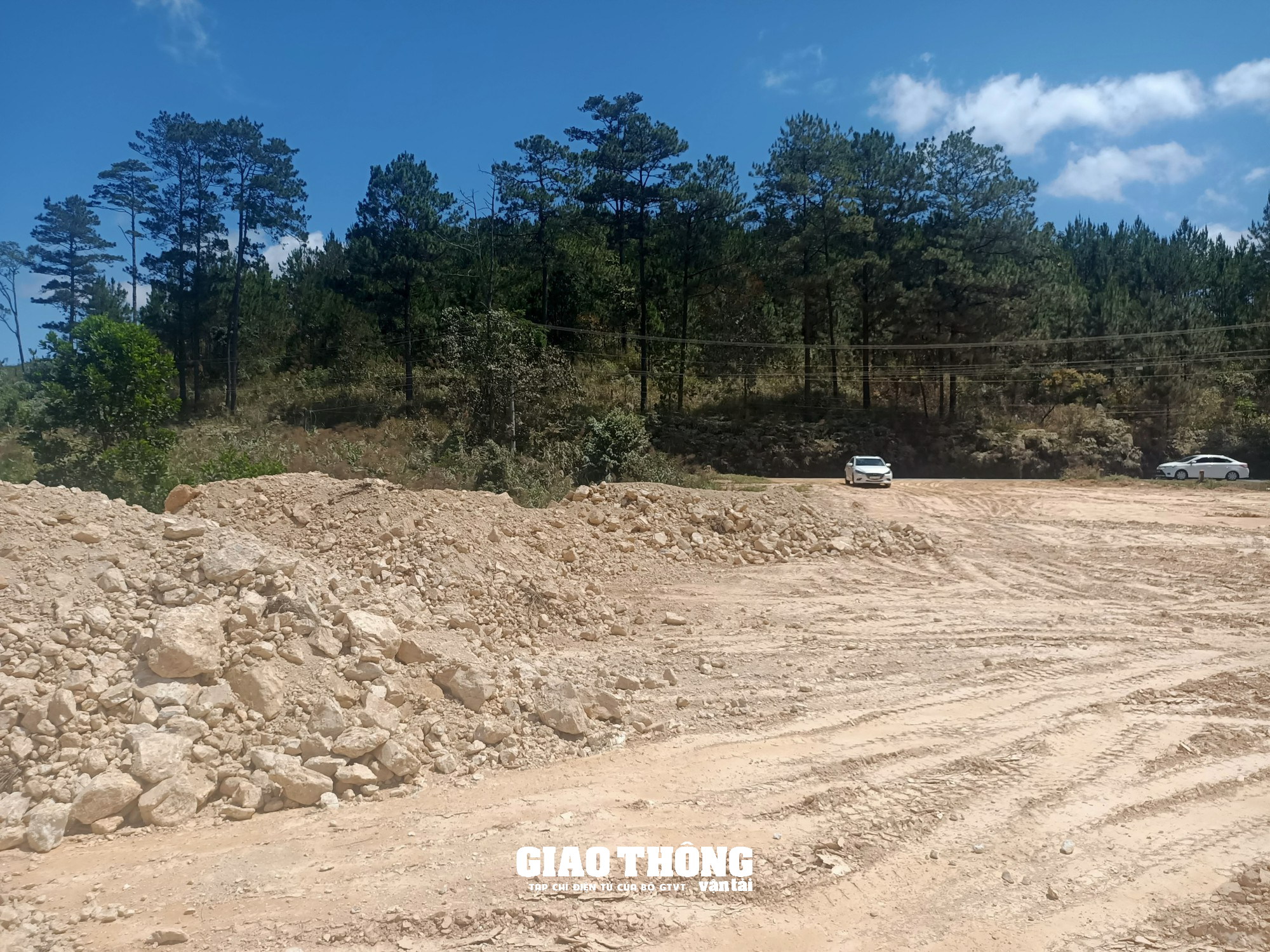 Nhức nhối nạn đào, san lấp mặt bằng xâm phạm hành lang tuyến QL27, ĐT724 ở Lâm Đồng - Ảnh 16. Nhức nhối nạn đào, san lấp mặt bằng xâm phạm hành lang tuyến QL27, ĐT724 ở Lâm Đồng - Ảnh 16.