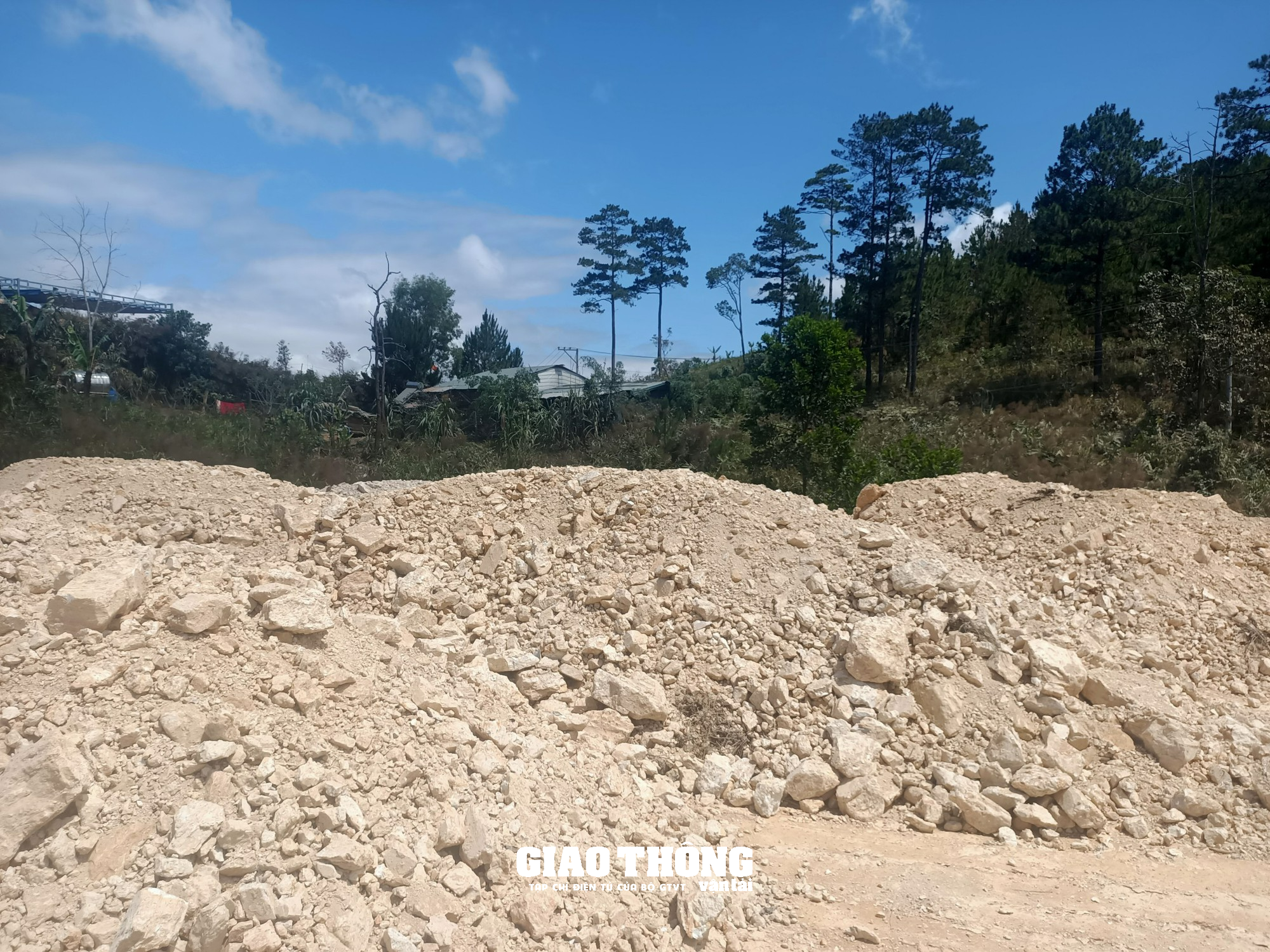 Nhức nhối nạn đào, san lấp mặt bằng xâm phạm hành lang tuyến QL27, ĐT724 ở Lâm Đồng - Ảnh 17. Nhức nhối nạn đào, san lấp mặt bằng xâm phạm hành lang tuyến QL27, ĐT724 ở Lâm Đồng - Ảnh 17.