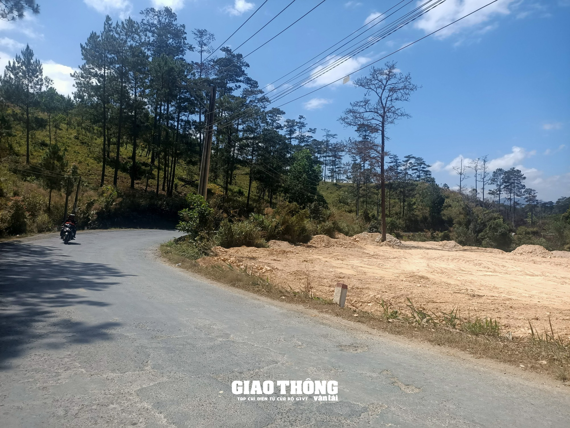 Nhức nhối nạn đào, san lấp mặt bằng xâm phạm hành lang tuyến QL27, ĐT724 ở Lâm Đồng - Ảnh 20. Nhức nhối nạn đào, san lấp mặt bằng xâm phạm hành lang tuyến QL27, ĐT724 ở Lâm Đồng - Ảnh 20.