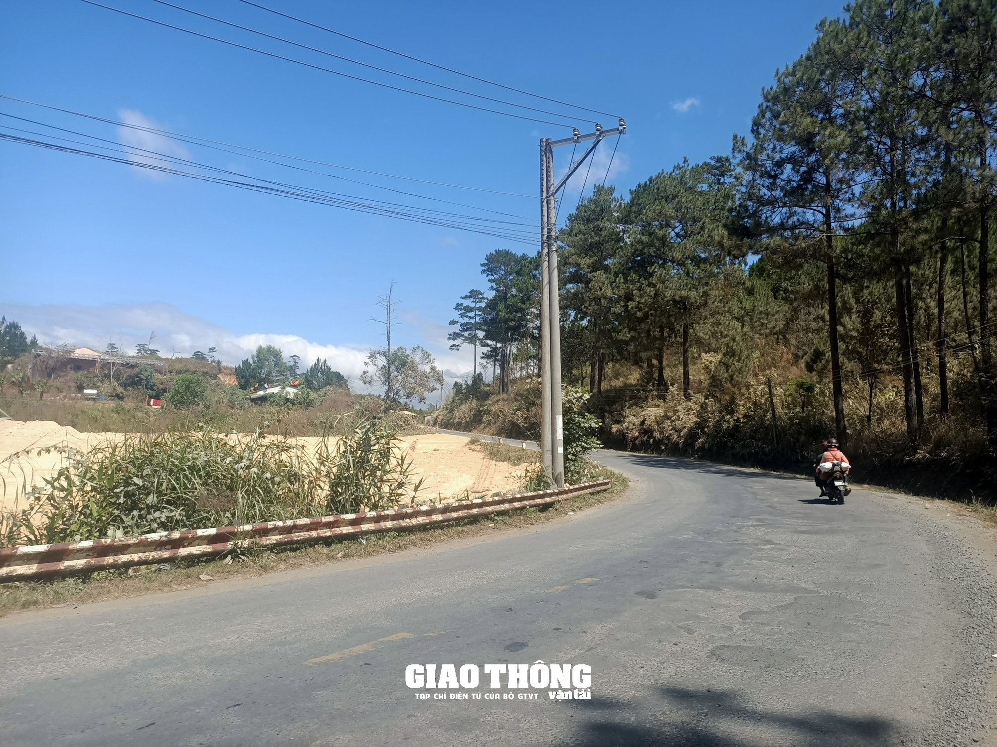 Nhức nhối nạn đào, san lấp mặt bằng xâm phạm hành lang tuyến QL27, ĐT724 ở Lâm Đồng - Ảnh 21. Nhức nhối nạn đào, san lấp mặt bằng xâm phạm hành lang tuyến QL27, ĐT724 ở Lâm Đồng - Ảnh 21.