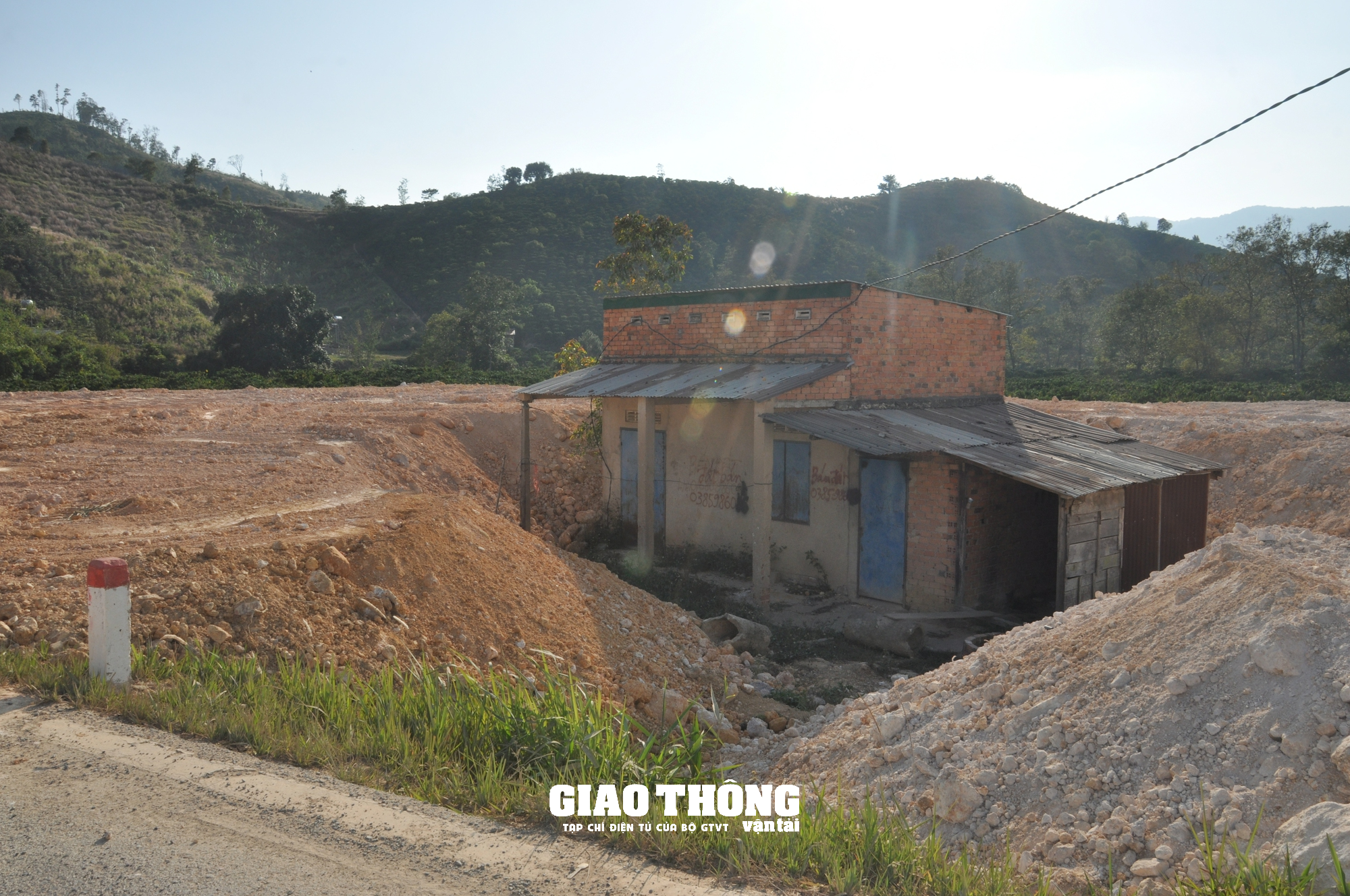 Nhức nhối nạn đào, san lấp mặt bằng xâm phạm hành lang tuyến QL27, ĐT724 ở Lâm Đồng - Ảnh 10. Nhức nhối nạn đào, san lấp mặt bằng xâm phạm hành lang tuyến QL27, ĐT724 ở Lâm Đồng - Ảnh 10.