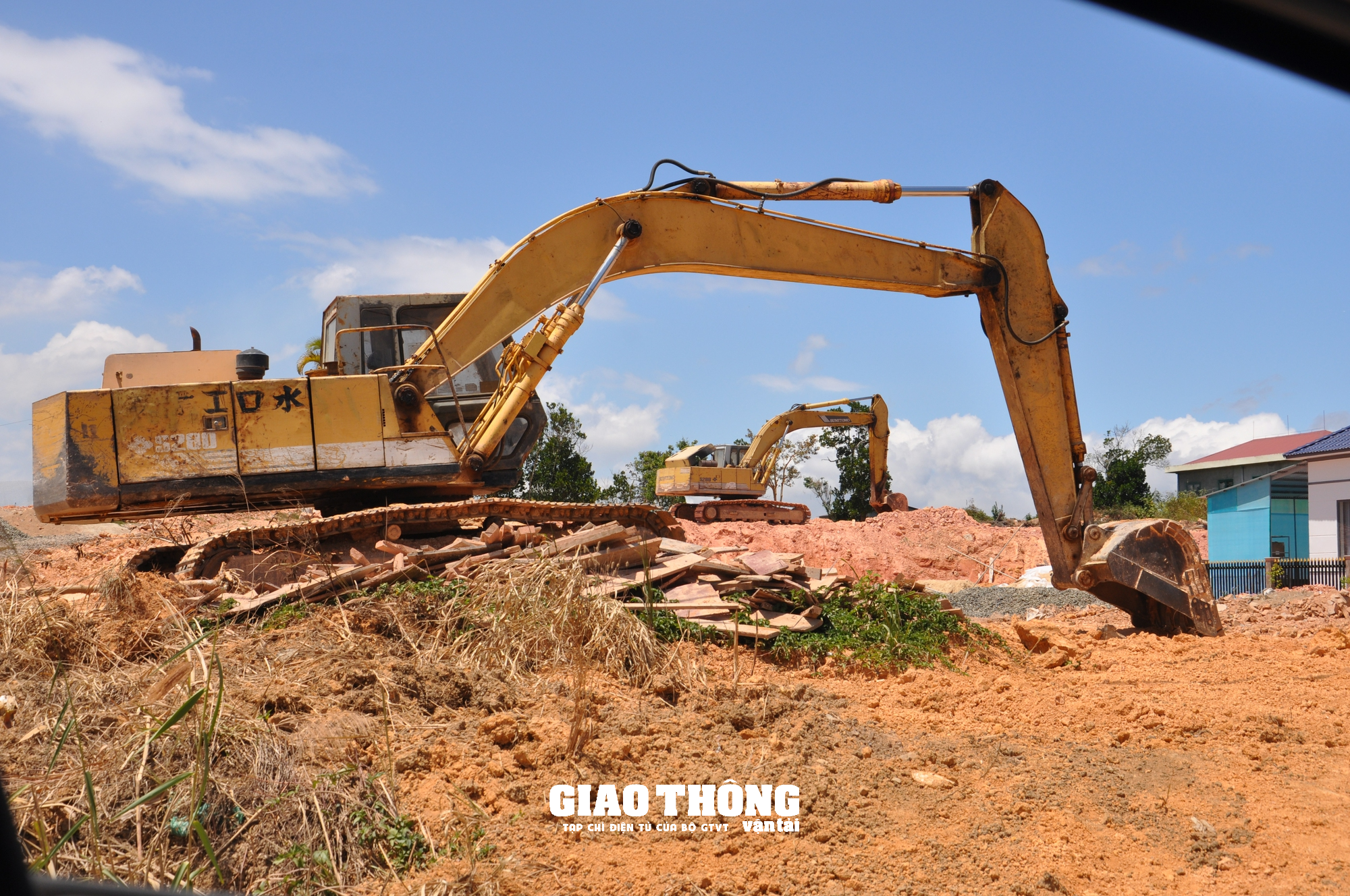 Nhức nhối nạn đào, san lấp mặt bằng xâm phạm hành lang tuyến QL27, ĐT724 ở Lâm Đồng - Ảnh 27. Nhức nhối nạn đào, san lấp mặt bằng xâm phạm hành lang tuyến QL27, ĐT724 ở Lâm Đồng - Ảnh 27.