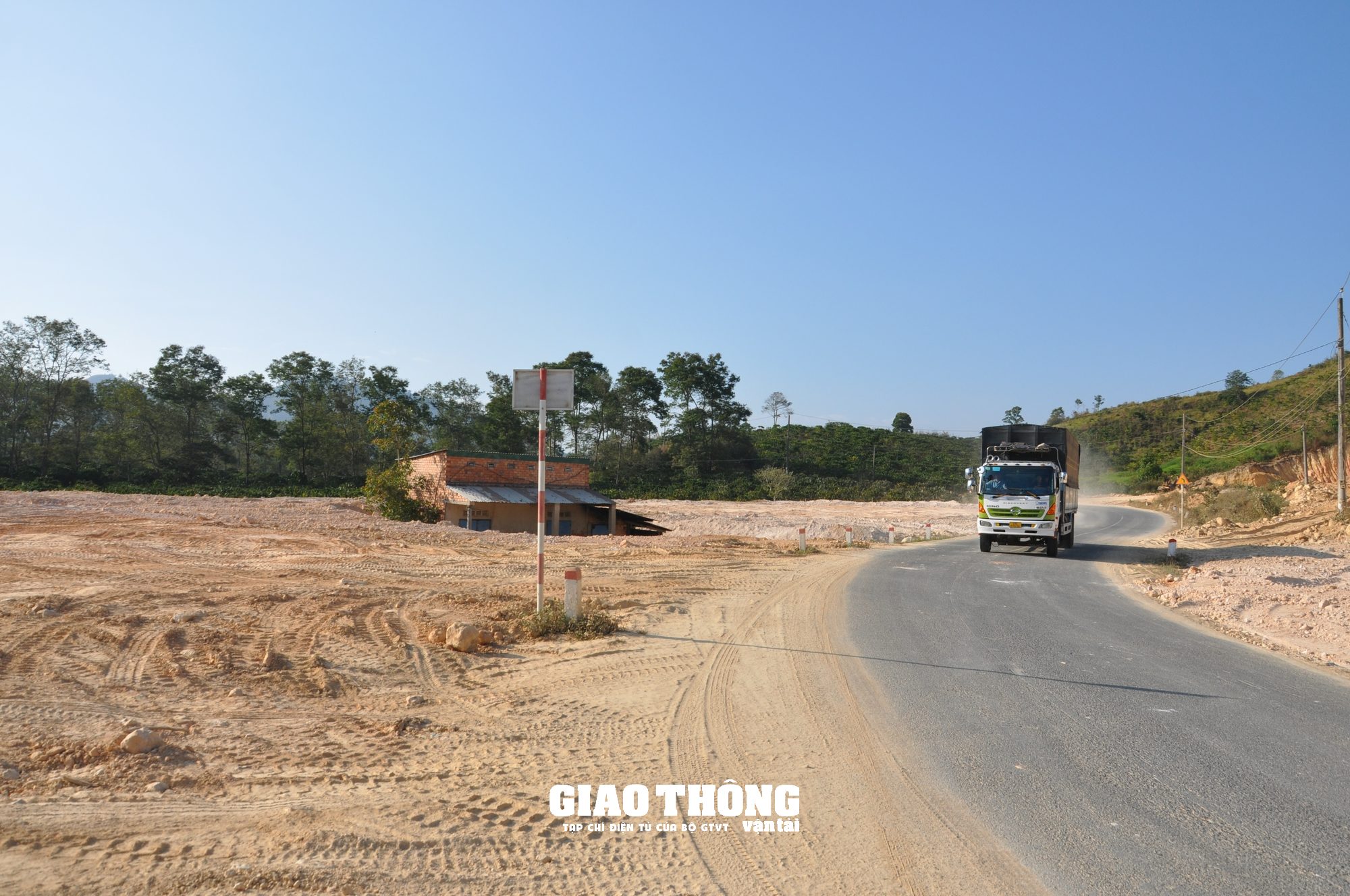 Lâm Đồng vào cuộc kiểm tra nạn đào, san lấp mặt bằng sau phản ánh của Tạp chí GTVT - Ảnh 1.