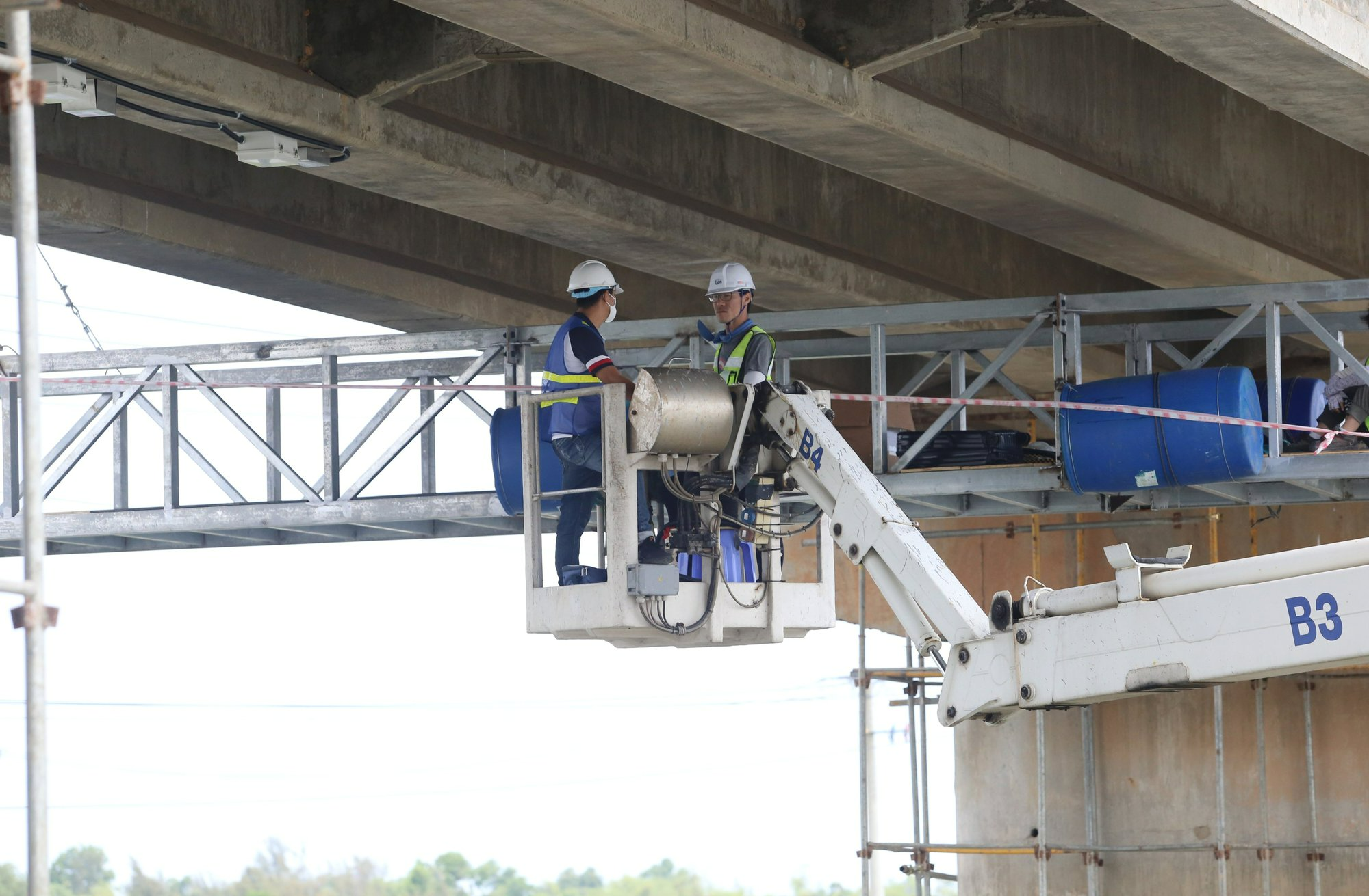 Lắp đặt các thiết bị thông minh từ Hàn Quốc trên hai cây cầu ở Quảng Nam - Ảnh 2.