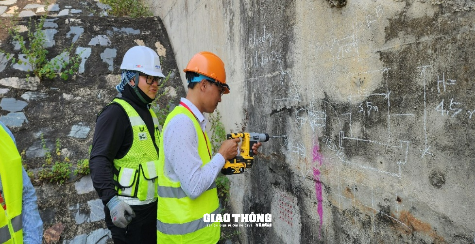 Lắp đặt các thiết bị thông minh từ Hàn Quốc trên hai cây cầu ở Quảng Nam - Ảnh 7.