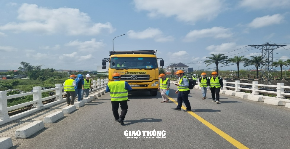 Lắp đặt các thiết bị thông minh từ Hàn Quốc trên hai cây cầu ở Quảng Nam - Ảnh 8.