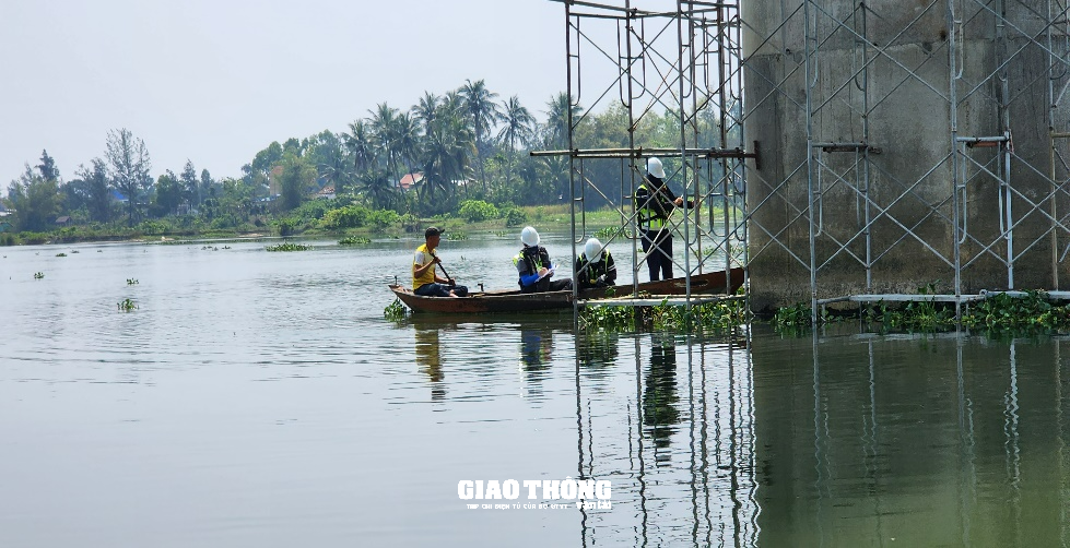 Lắp đặt các thiết bị thông minh từ Hàn Quốc trên hai cây cầu ở Quảng Nam - Ảnh 9.