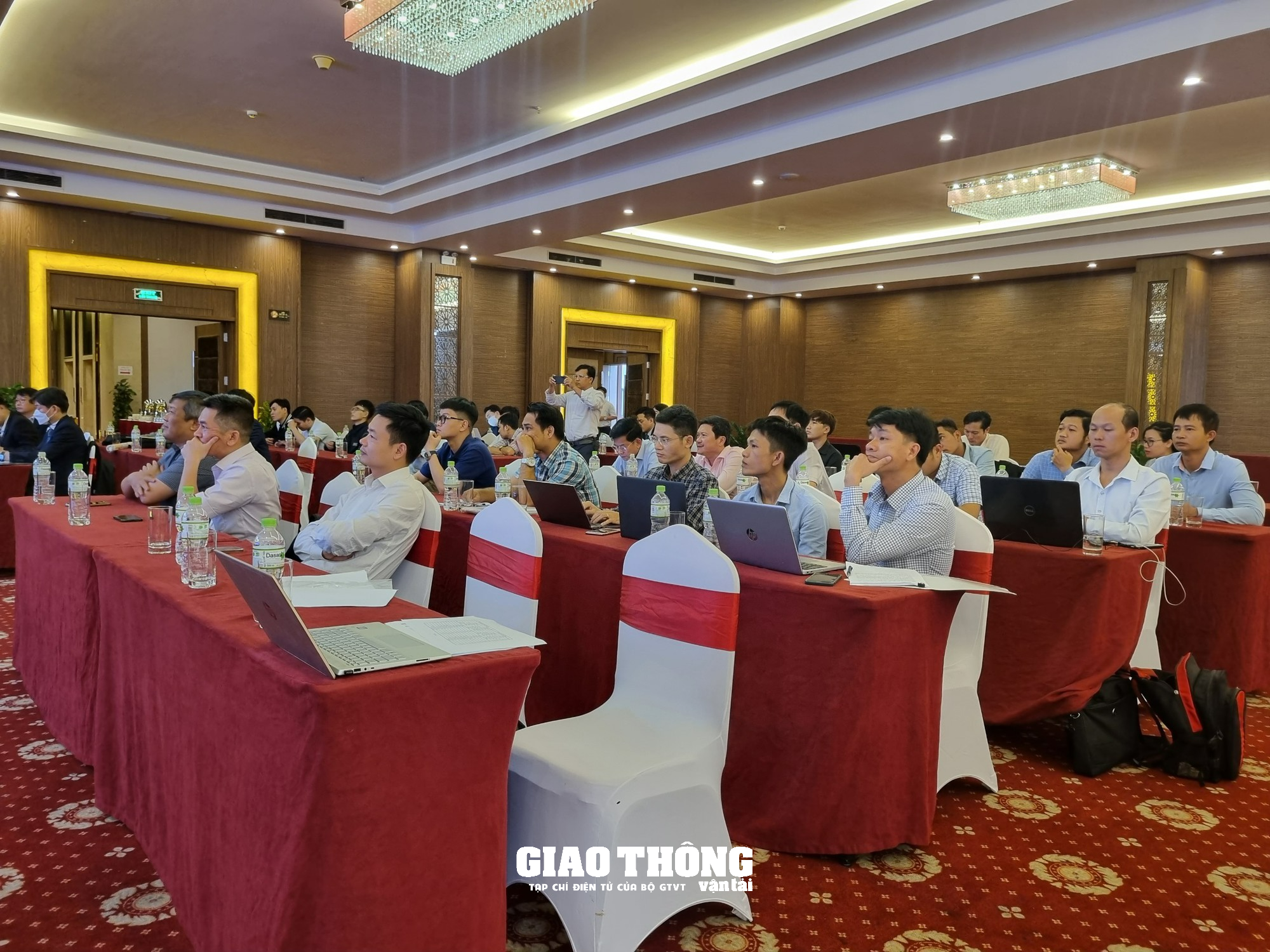 Lắp đặt các thiết bị thông minh từ Hàn Quốc trên hai cây cầu ở Quảng Nam - Ảnh 10.