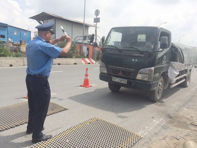 TP.HCM kiến nghị xử phạt nguội xe quá tải bằng cân tự động - Ảnh 1.