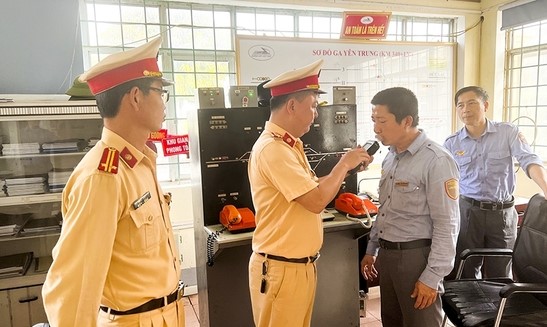 Hà Tĩnh: Đột xuất kiểm tra nồng độ cồn đối với trưởng tàu và lái tàu hỏa - Ảnh 1.