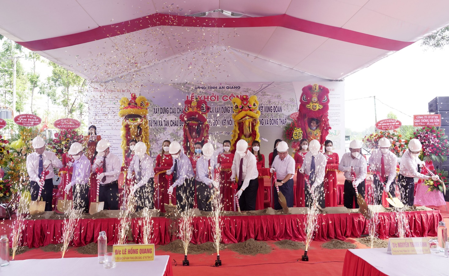 Lãnh đạo tỉnh An Giang và các đại biểu khởi công cầu Châu Đốc