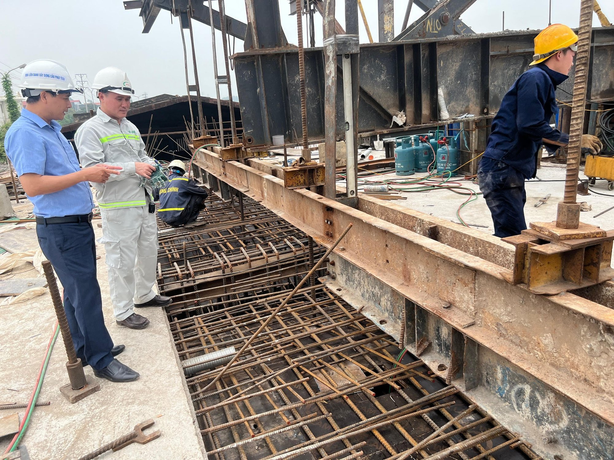 Phấn đấu thông xe cầu Á Lữ - TP. Bắc Giang vào cuối tháng 6 - Ảnh 4.