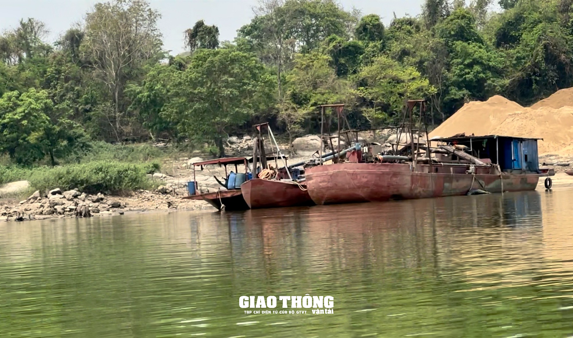 Bất chấp quy định, tàu không đăng ký, đăng kiểm thi công nạo vét hồ thủy điện ở Đắk Lắk - Ảnh 4.