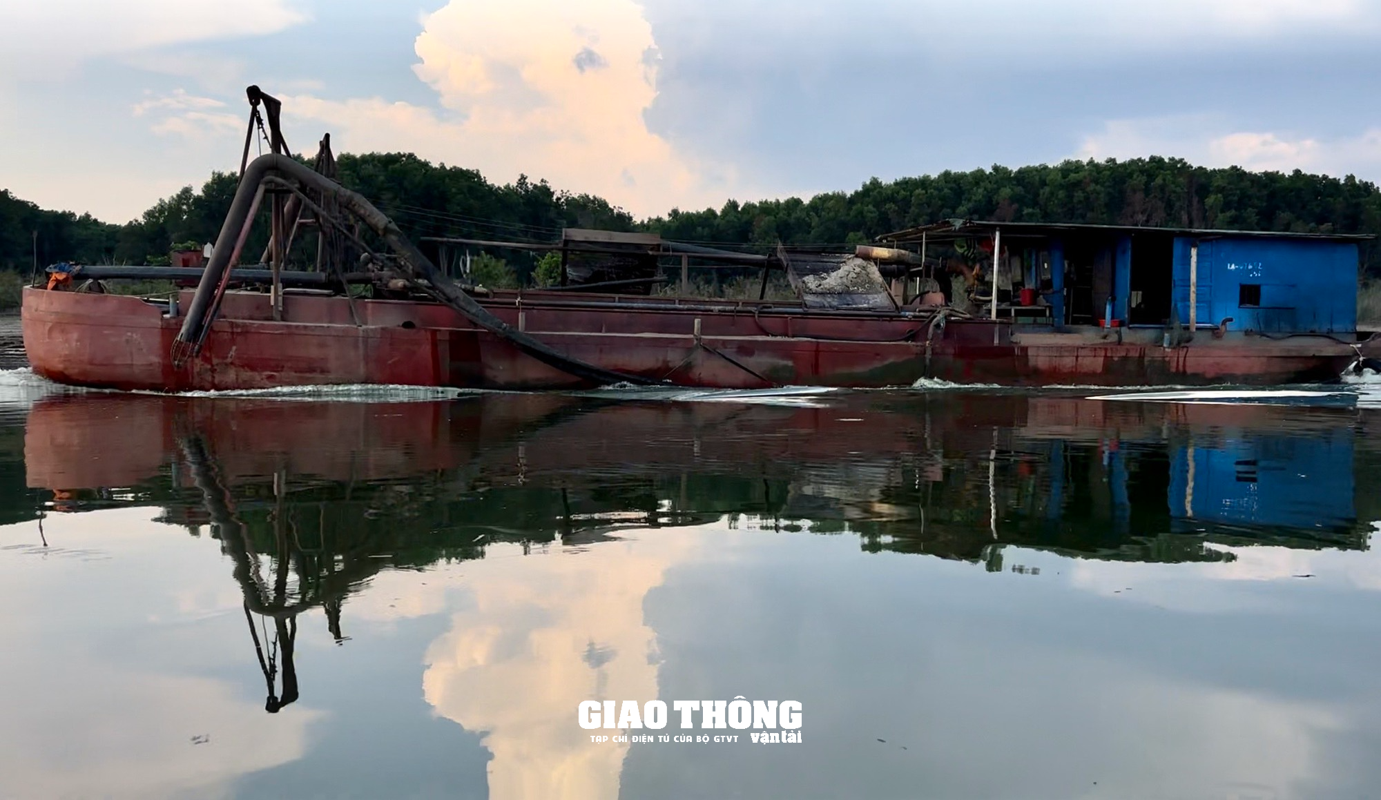 Bất chấp quy định, tàu không đăng ký, đăng kiểm thi công nạo vét hồ thủy điện ở Đắk Lắk - Ảnh 6.
