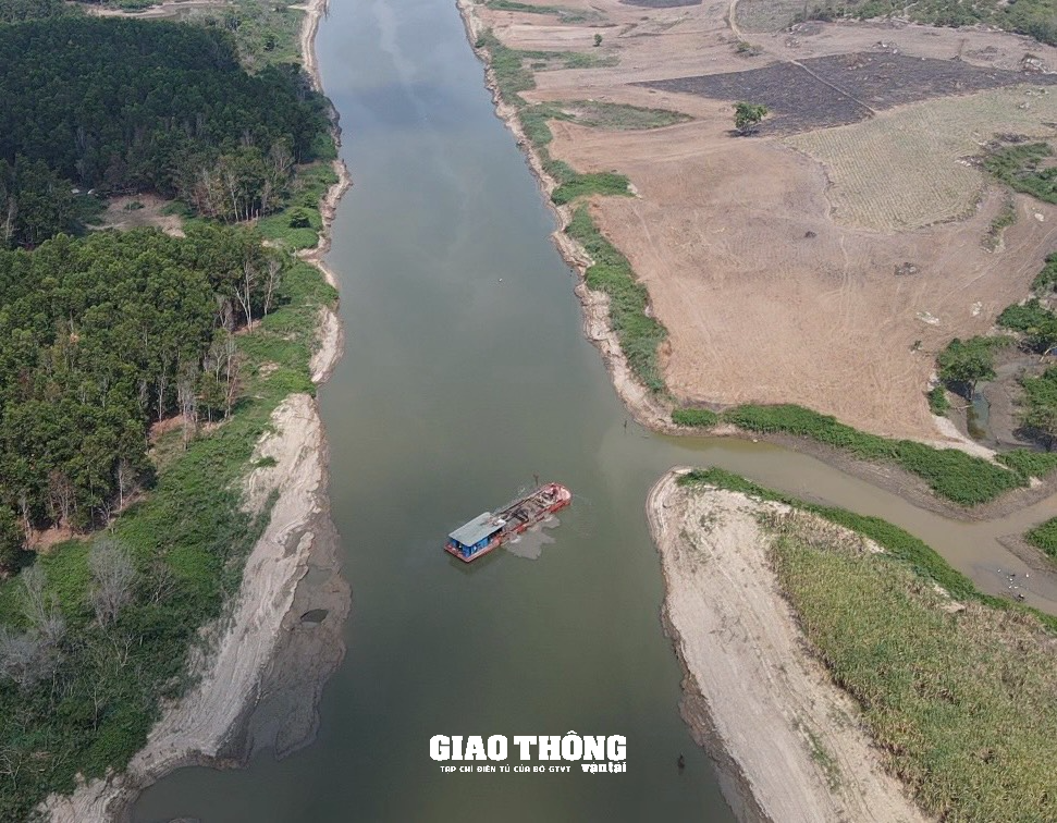 Bất chấp quy định, tàu không đăng ký, đăng kiểm thi công nạo vét hồ thủy điện ở Đắk Lắk - Ảnh 7.