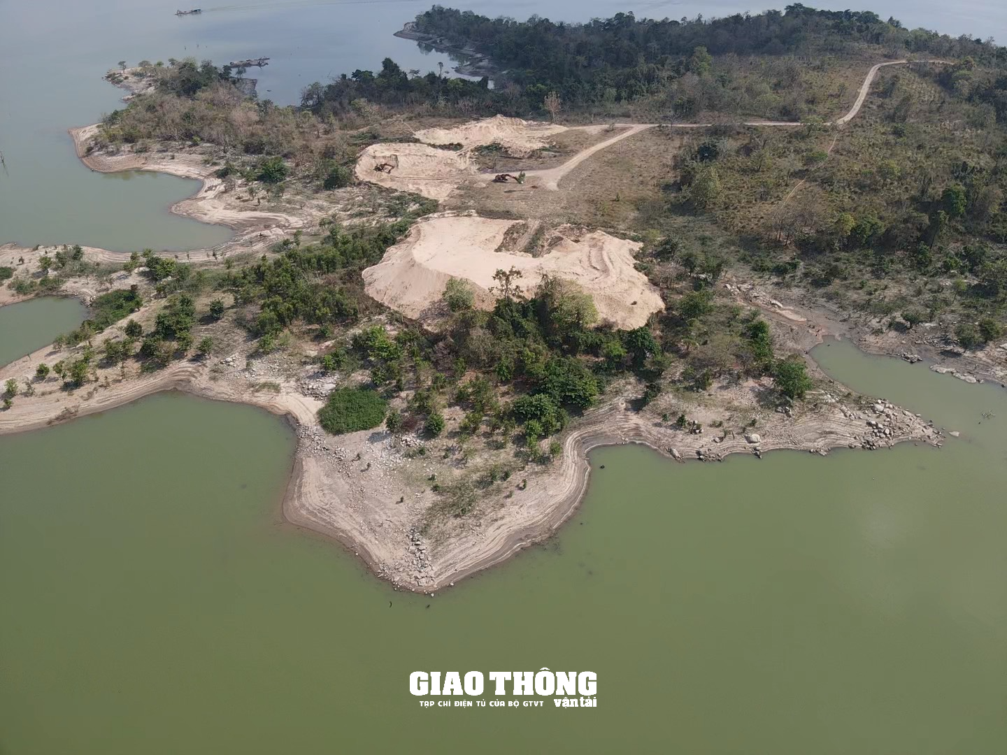 Bất chấp quy định, tàu không đăng ký, đăng kiểm thi công nạo vét hồ thủy điện ở Đắk Lắk - Ảnh 8.