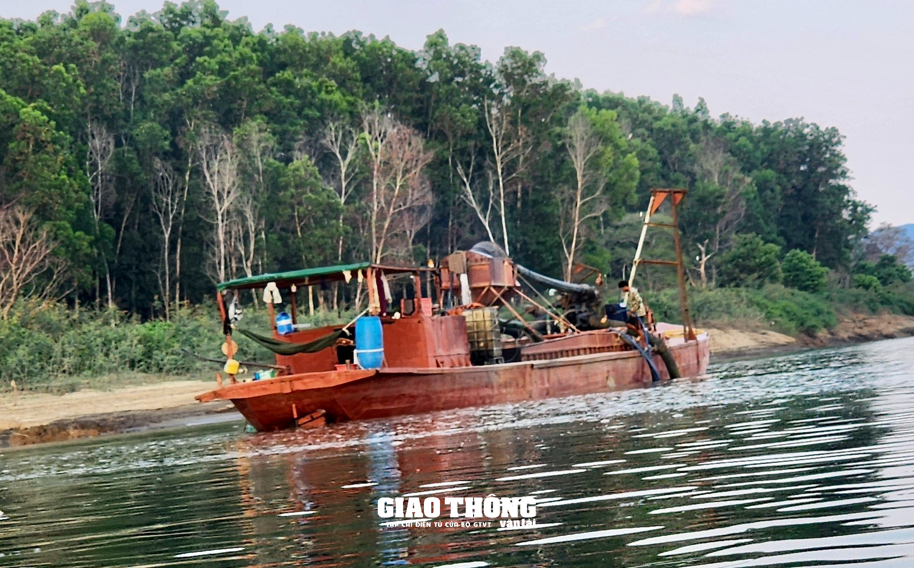 Bất chấp quy định, tàu không đăng ký, đăng kiểm thi công nạo vét hồ thủy điện ở Đắk Lắk - Ảnh 1.