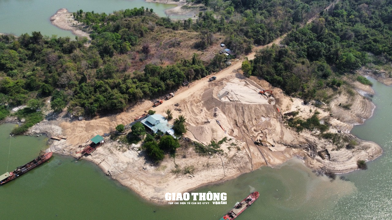 Ngang nhiên lập bãi tập kết trái phép trong Khu bảo tồn thiên nhiên ở Đắk Lắk - Ảnh 1.