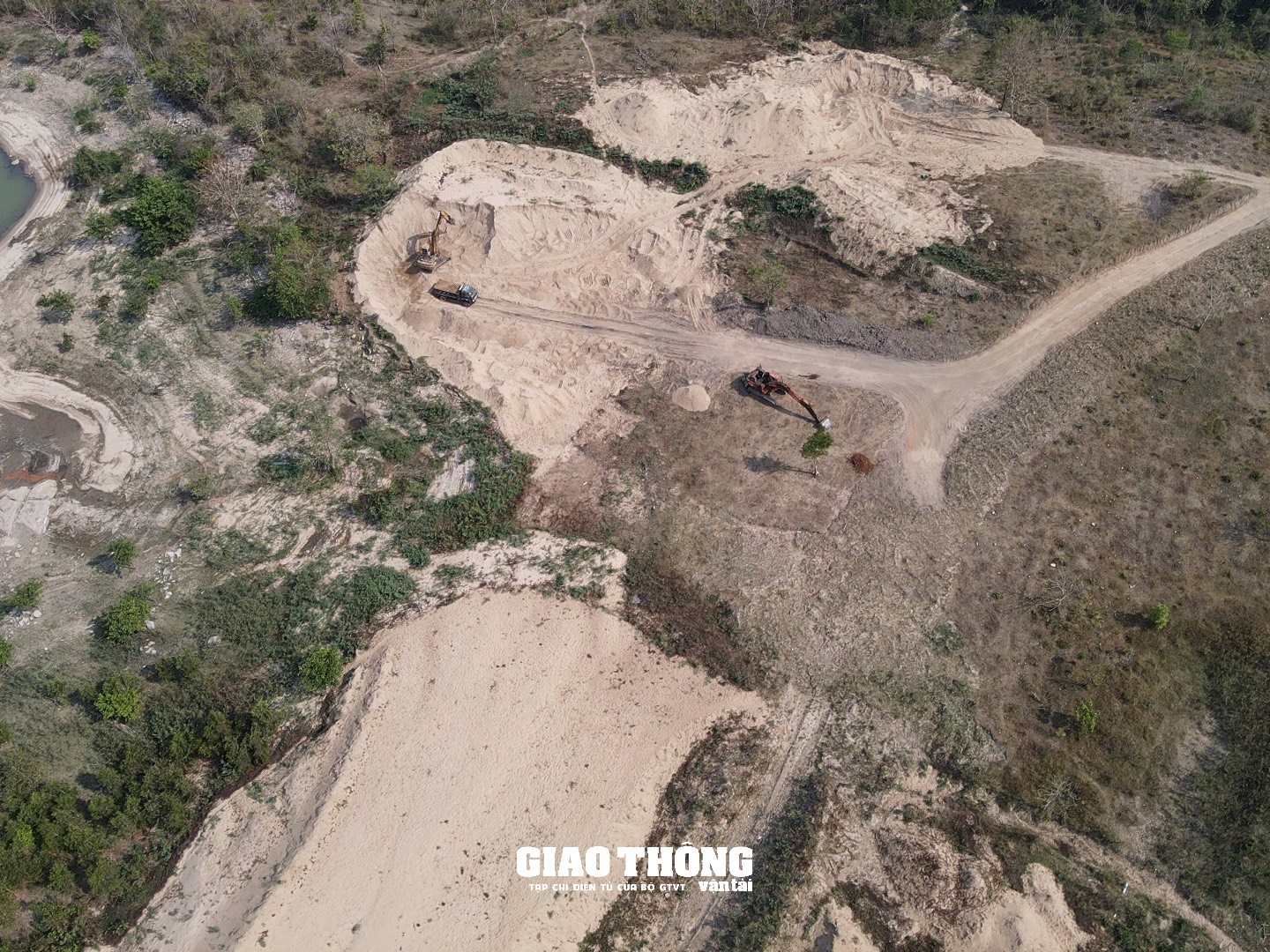 Ngang nhiên lập bãi tập kết trái phép trong Khu bảo tồn thiên nhiên ở Đắk Lắk - Ảnh 2.