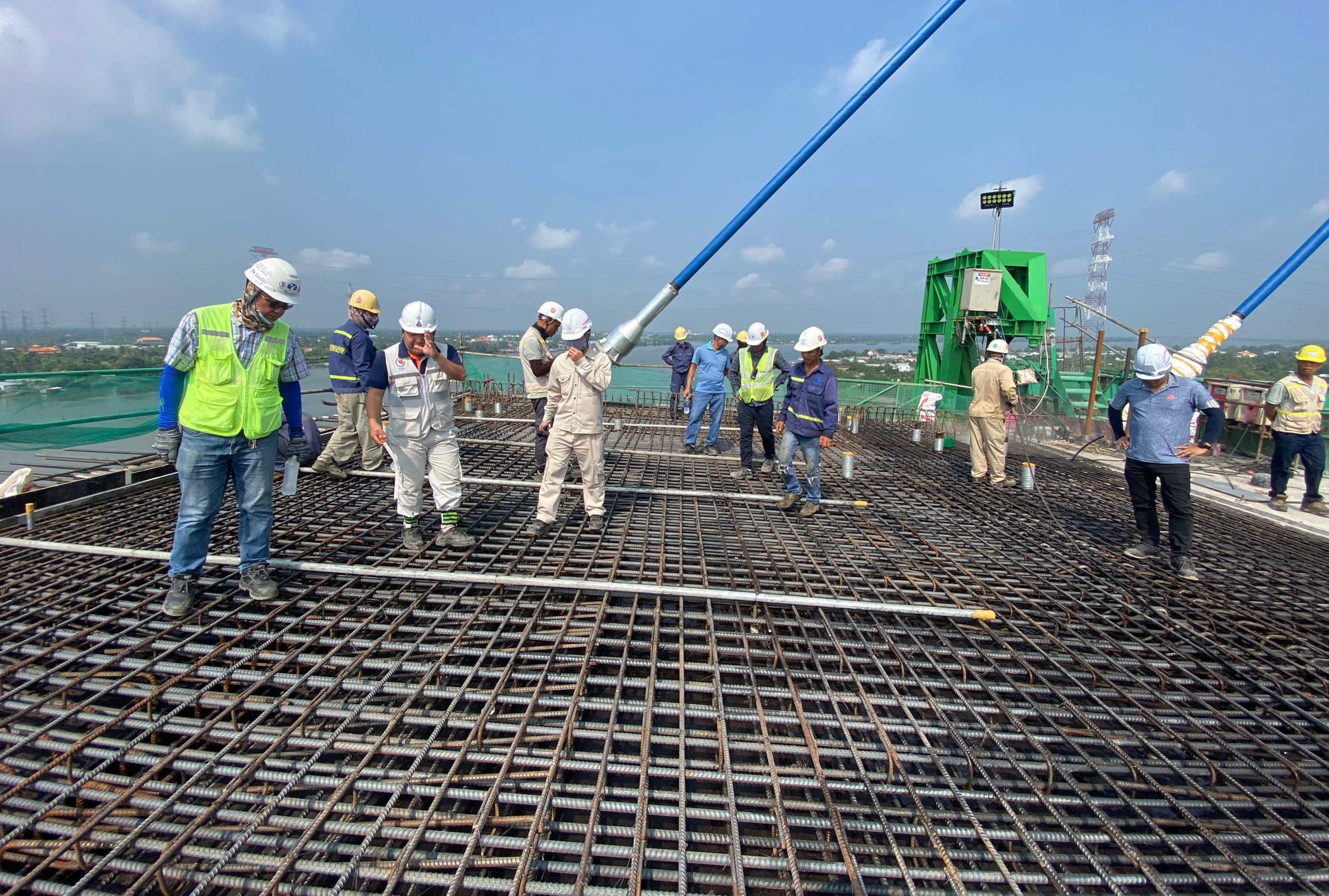 Phóng sự ảnh: Cầu Mỹ Thuận 2 thi công xuyên lễ 30/4 - Ảnh 8. Phóng sự ảnh: Cầu Mỹ Thuận 2 thi công xuyên lễ 30/4 - Ảnh 8.