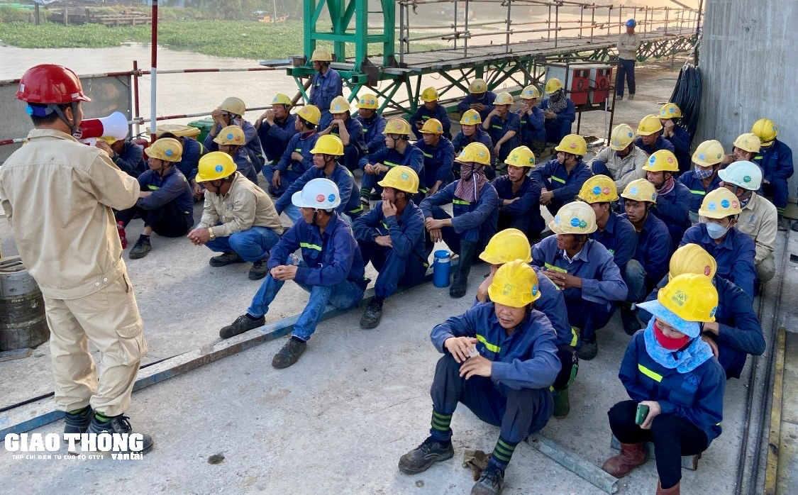 Phóng sự ảnh: Cầu Mỹ Thuận 2 thi công xuyên lễ 30/4 - Ảnh 11. Phóng sự ảnh: Cầu Mỹ Thuận 2 thi công xuyên lễ 30/4 - Ảnh 11.