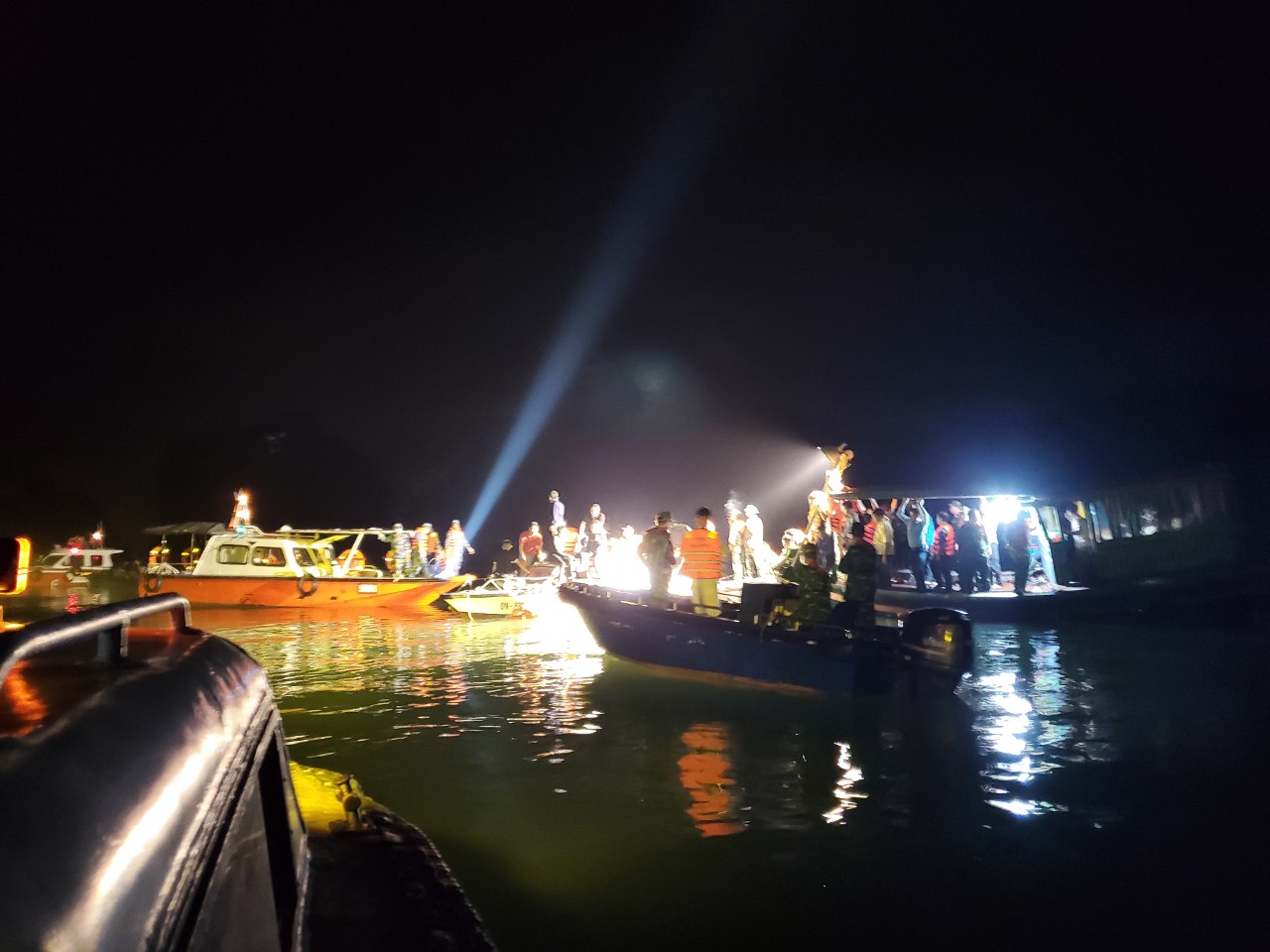 Kịp thời thăm hỏi, động viên, hỗ trợ gia đình phi công và những người bị nạn - Ảnh 1.