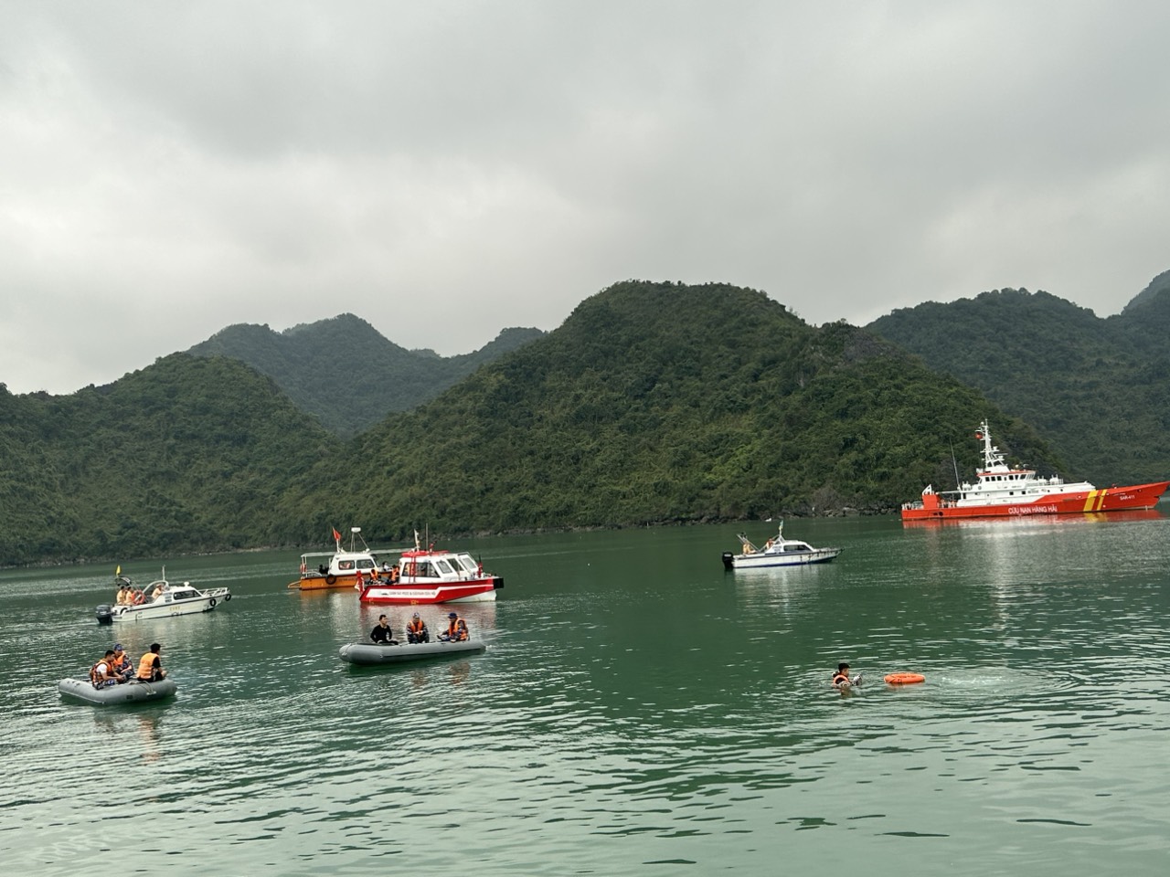 Tìm thấy thi thể nạn nhân thứ 4, trục vớt nhiều mảnh vỡ của máy bay trực thăng rơi - Ảnh 2. Tìm thấy thi thể nạn nhân thứ 4, trục vớt nhiều mảnh vỡ của máy bay trực thăng rơi - Ảnh 2.