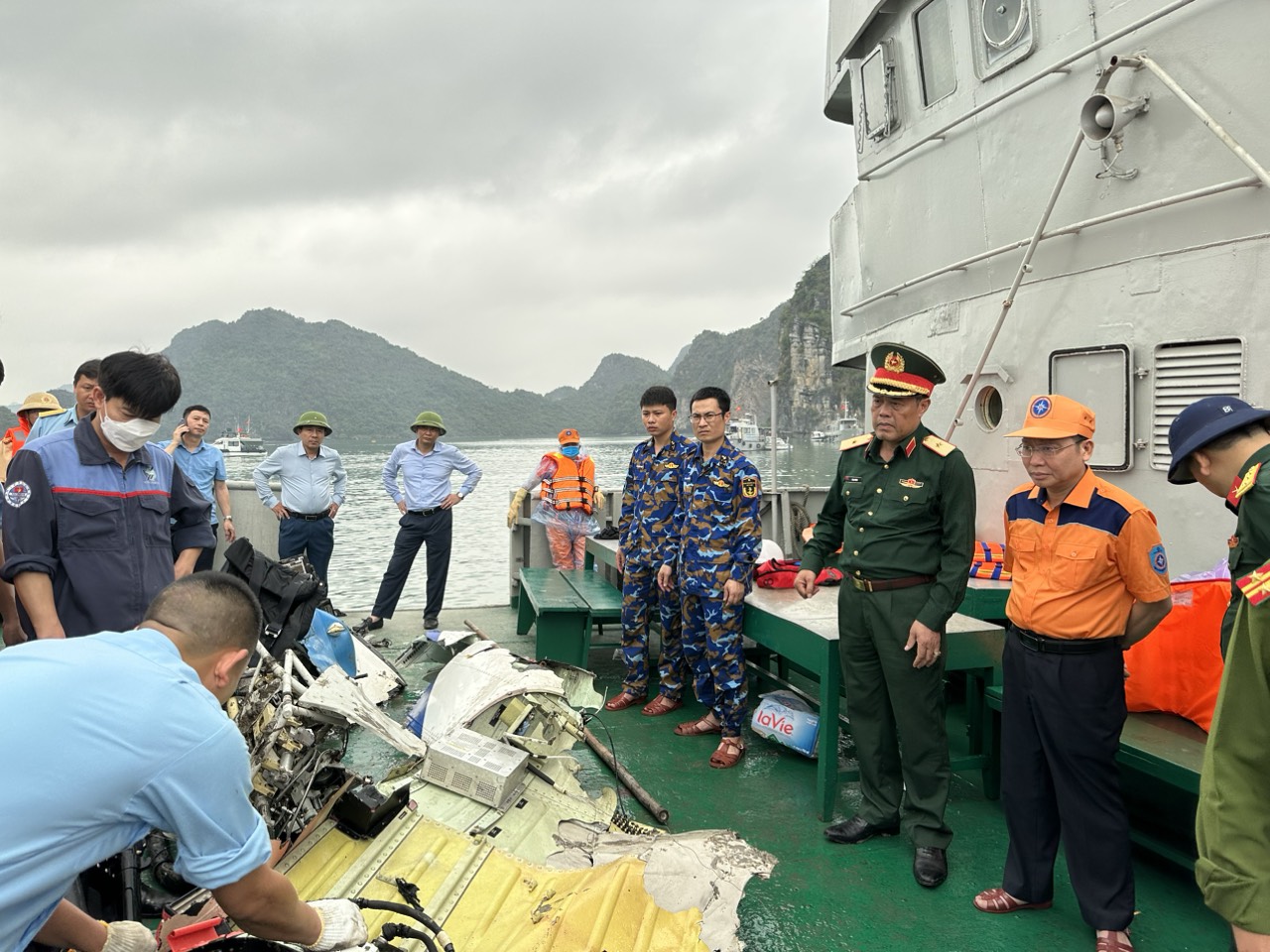 Tìm thấy thi thể nạn nhân thứ 4, trục vớt nhiều mảnh vỡ của máy bay trực thăng rơi - Ảnh 3. Tìm thấy thi thể nạn nhân thứ 4, trục vớt nhiều mảnh vỡ của máy bay trực thăng rơi - Ảnh 3.