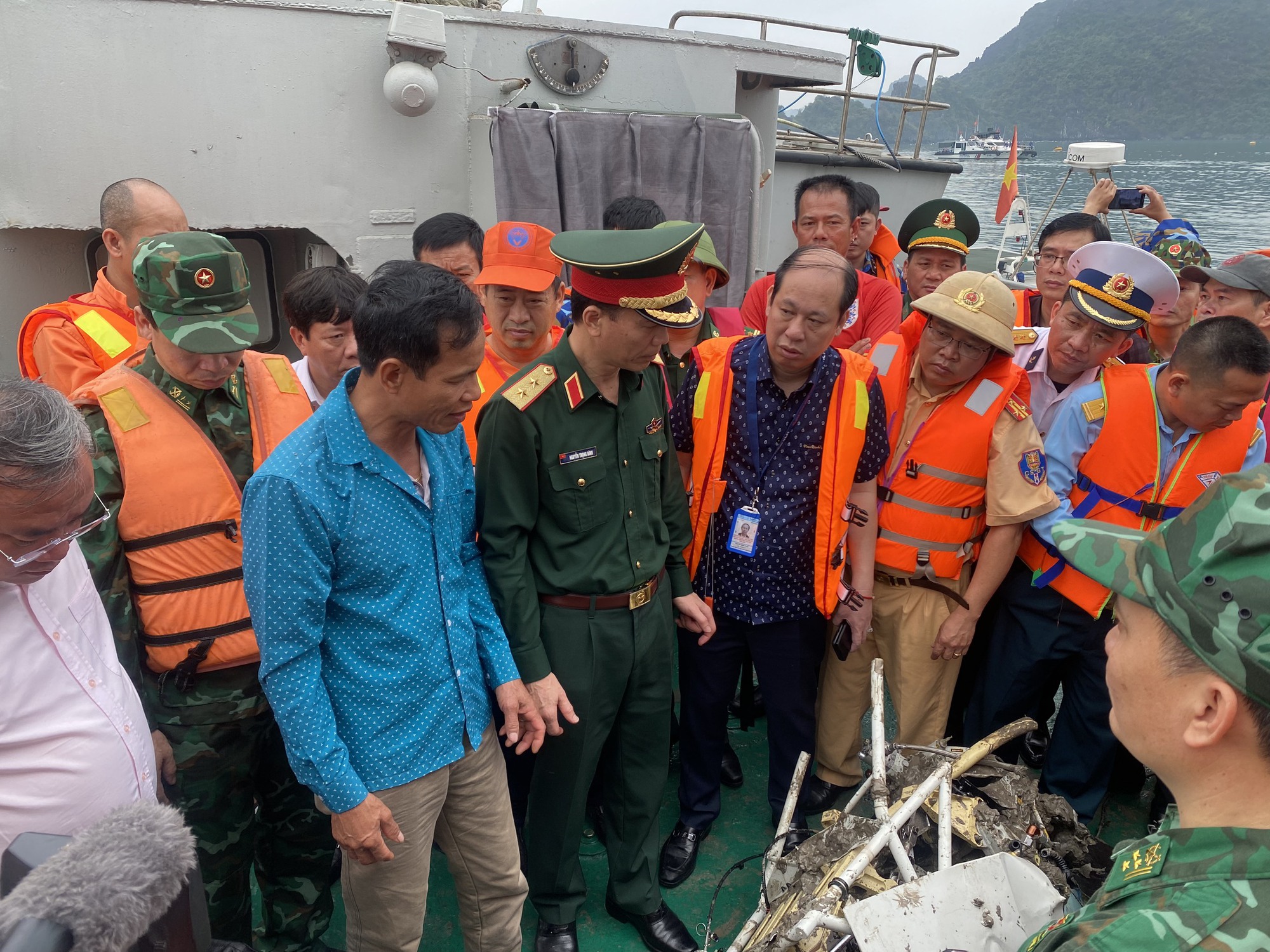 Tìm thấy thi thể nạn nhân thứ 4, trục vớt nhiều mảnh vỡ của máy bay trực thăng rơi - Ảnh 4. Tìm thấy thi thể nạn nhân thứ 4, trục vớt nhiều mảnh vỡ của máy bay trực thăng rơi - Ảnh 4.