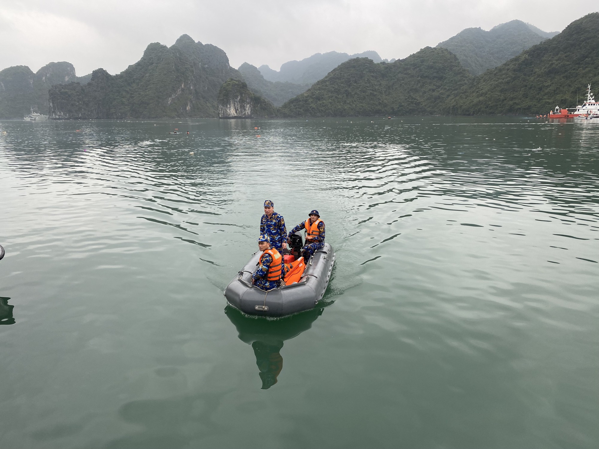 Tìm thấy thi thể nạn nhân thứ 4, trục vớt nhiều mảnh vỡ của máy bay trực thăng rơi - Ảnh 5. Tìm thấy thi thể nạn nhân thứ 4, trục vớt nhiều mảnh vỡ của máy bay trực thăng rơi - Ảnh 5.