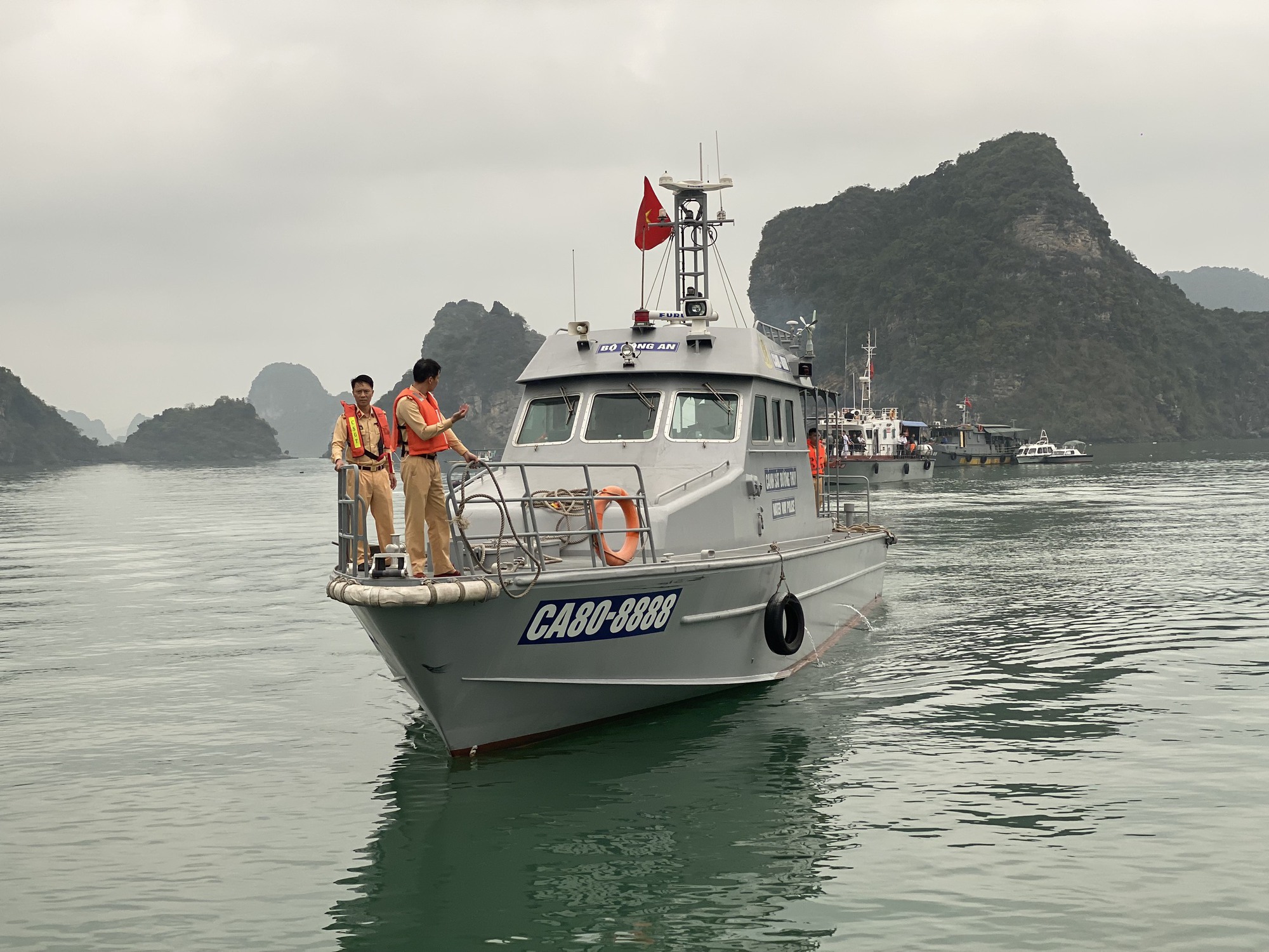 Tìm thấy thi thể nạn nhân thứ 4, trục vớt nhiều mảnh vỡ của máy bay trực thăng rơi - Ảnh 8. Tìm thấy thi thể nạn nhân thứ 4, trục vớt nhiều mảnh vỡ của máy bay trực thăng rơi - Ảnh 8.