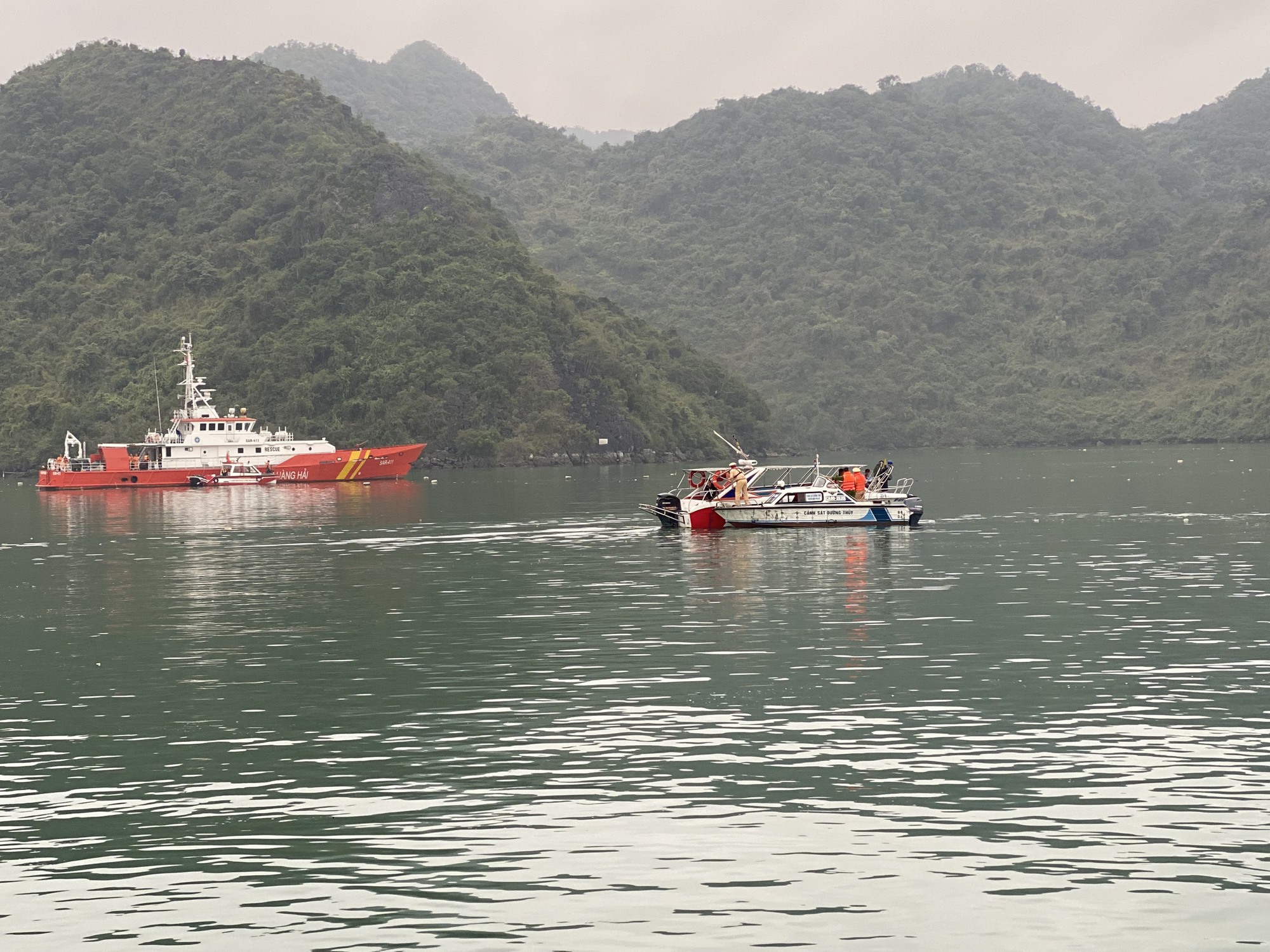 Tìm thấy thi thể nạn nhân thứ 4, trục vớt nhiều mảnh vỡ của máy bay trực thăng rơi - Ảnh 10. Tìm thấy thi thể nạn nhân thứ 4, trục vớt nhiều mảnh vỡ của máy bay trực thăng rơi - Ảnh 10.