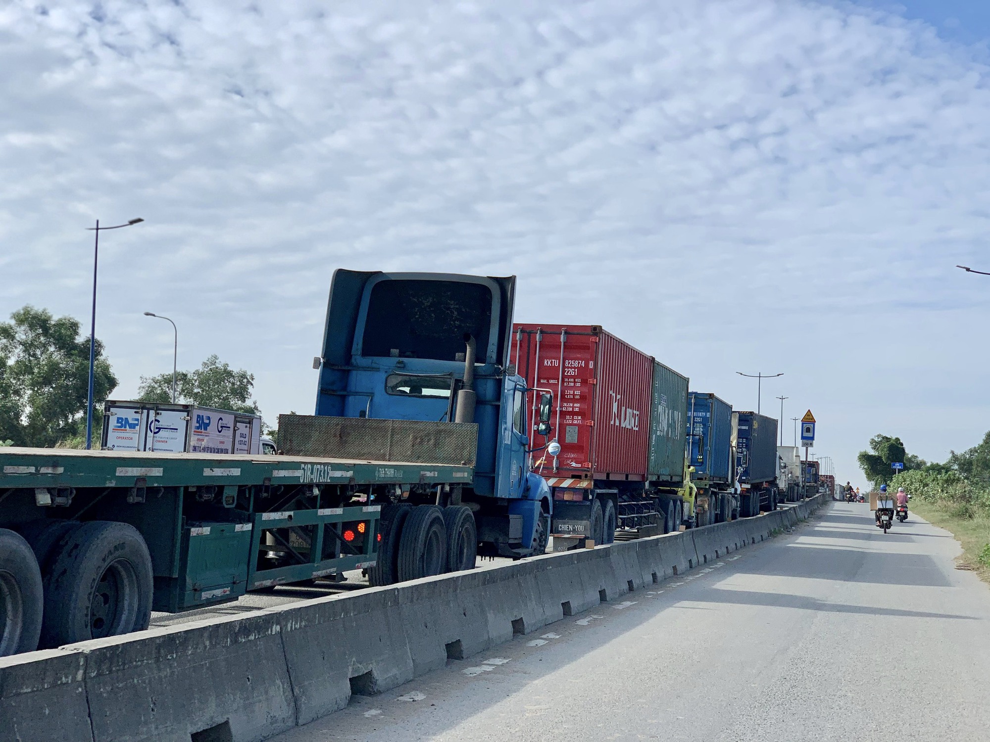 Đường vào cảng Cát Lái luôn ùn tắc vào khung giờ cao điểm. Ảnh: Mỹ Lệ