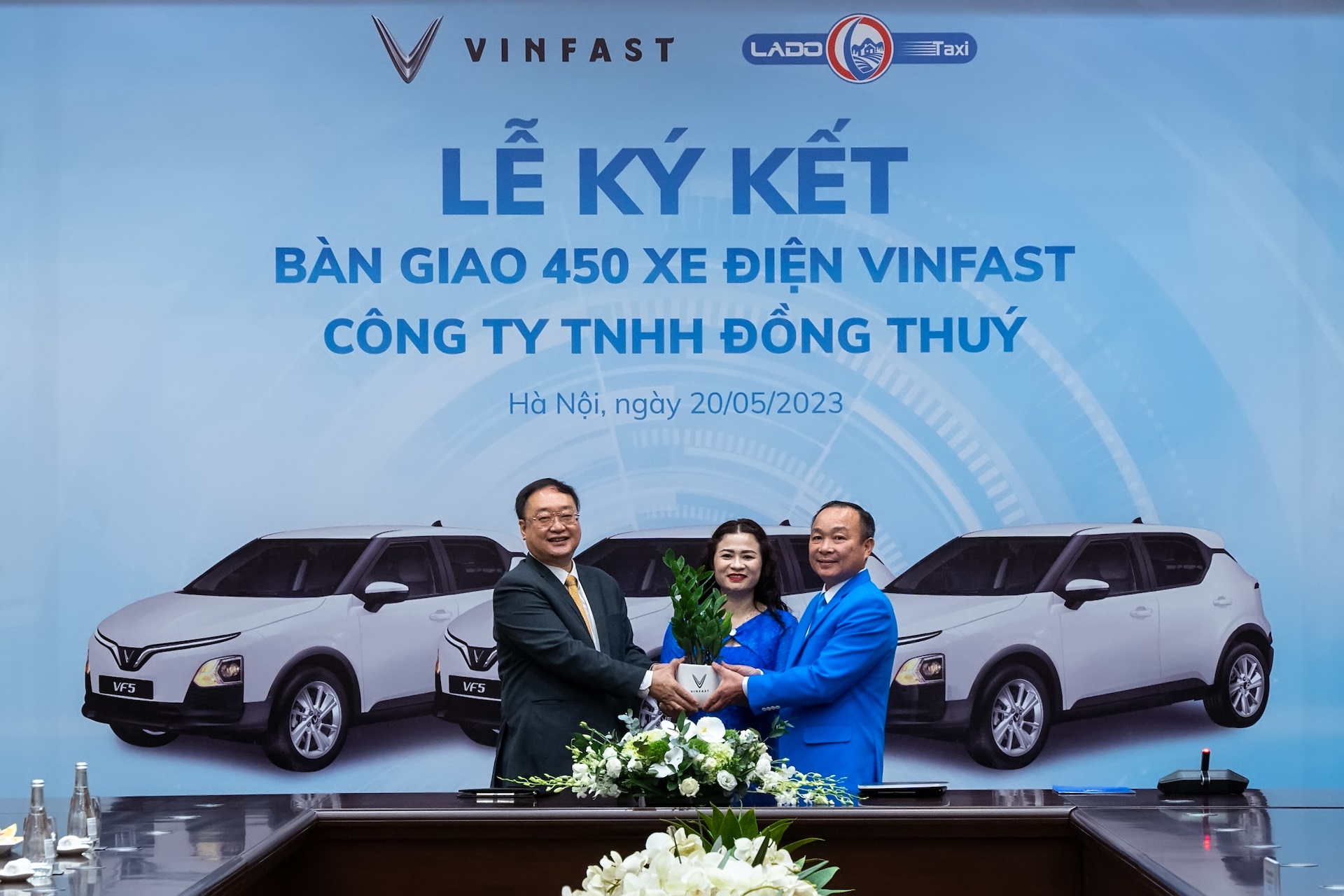 Lado Taxi mua thêm 300 xe điện VinFast VF 5 Plus, mở rộng dịch vụ taxi điện - Ảnh 1.
