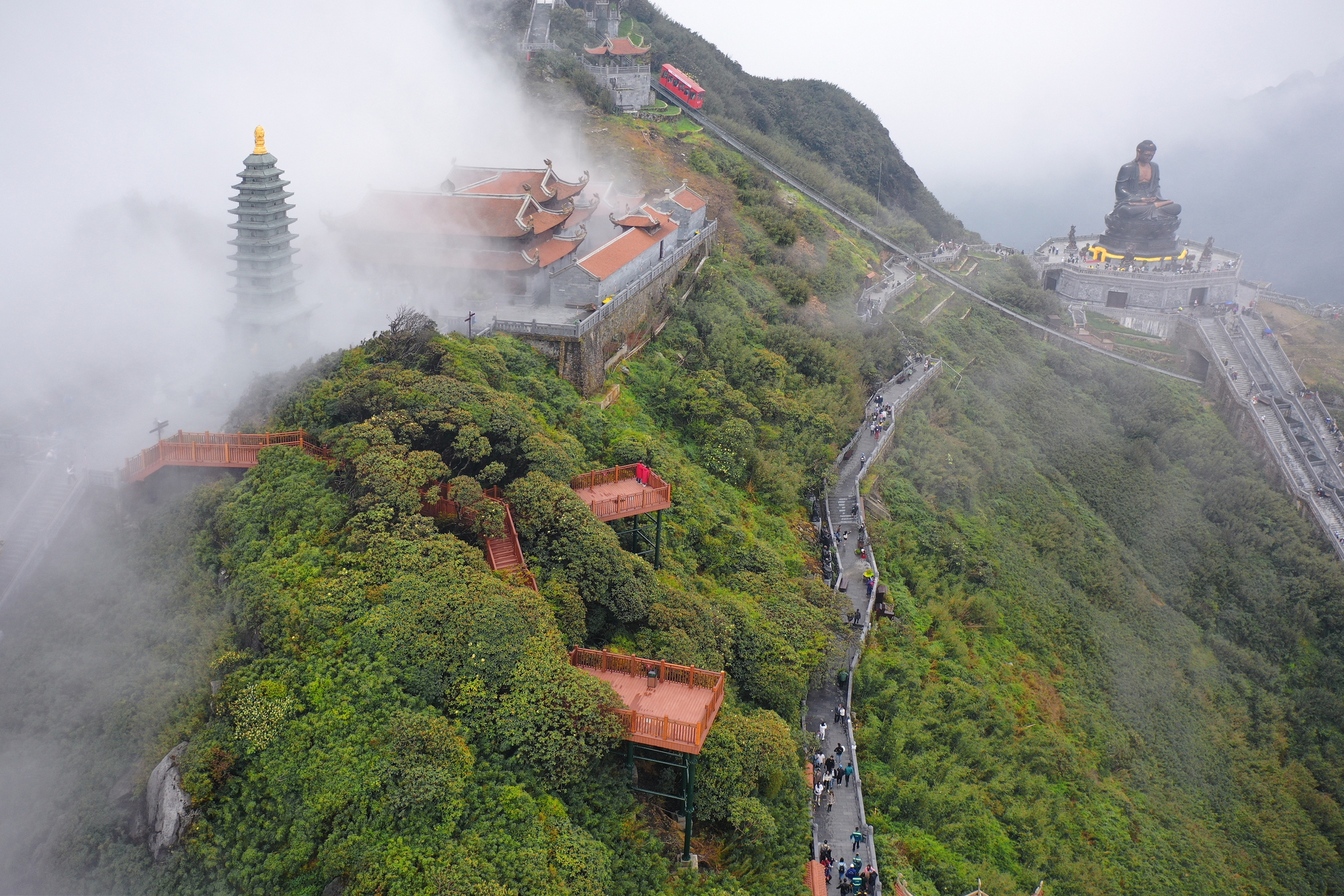 Khắp nơi nắng nóng, du khách rủ nhau tới Fansipan giải nhiệt - Ảnh 4. Khắp nơi nắng nóng, du khách rủ nhau tới Fansipan giải nhiệt - Ảnh 4.