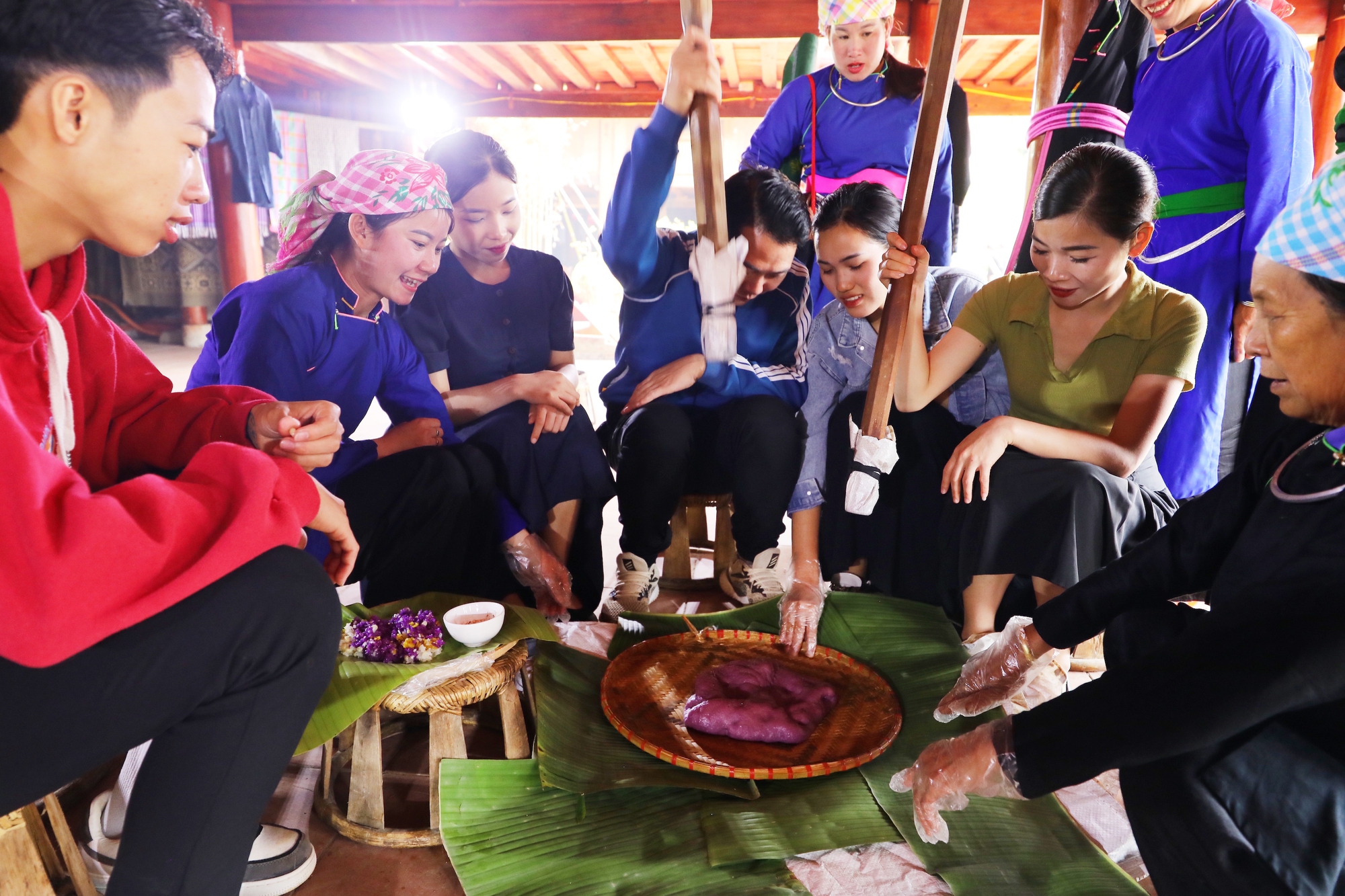 Khắp nơi nắng nóng, du khách rủ nhau tới Fansipan giải nhiệt - Ảnh 10. Khắp nơi nắng nóng, du khách rủ nhau tới Fansipan giải nhiệt - Ảnh 10.