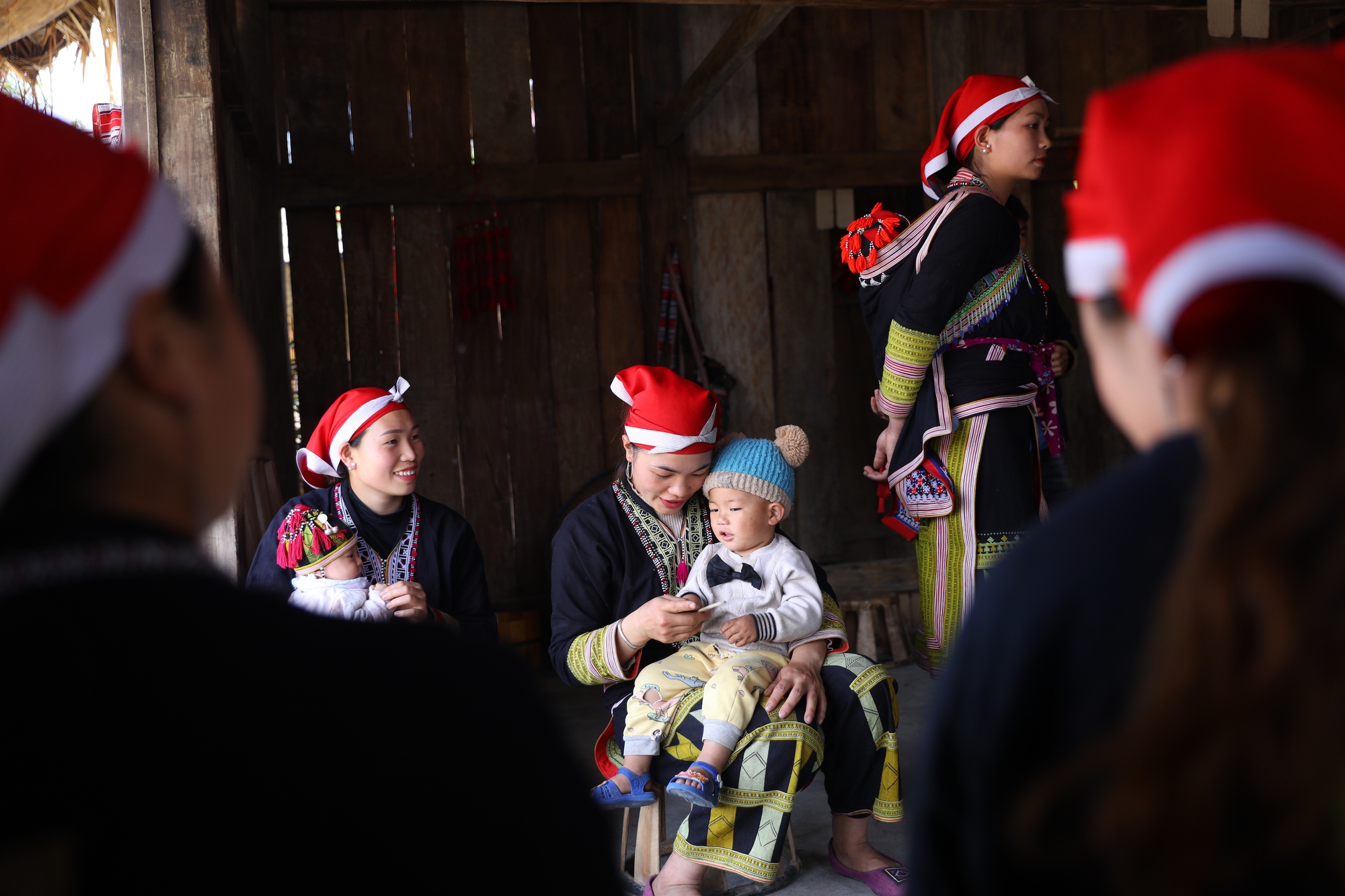 Khắp nơi nắng nóng, du khách rủ nhau tới Fansipan giải nhiệt - Ảnh 9. Khắp nơi nắng nóng, du khách rủ nhau tới Fansipan giải nhiệt - Ảnh 9.