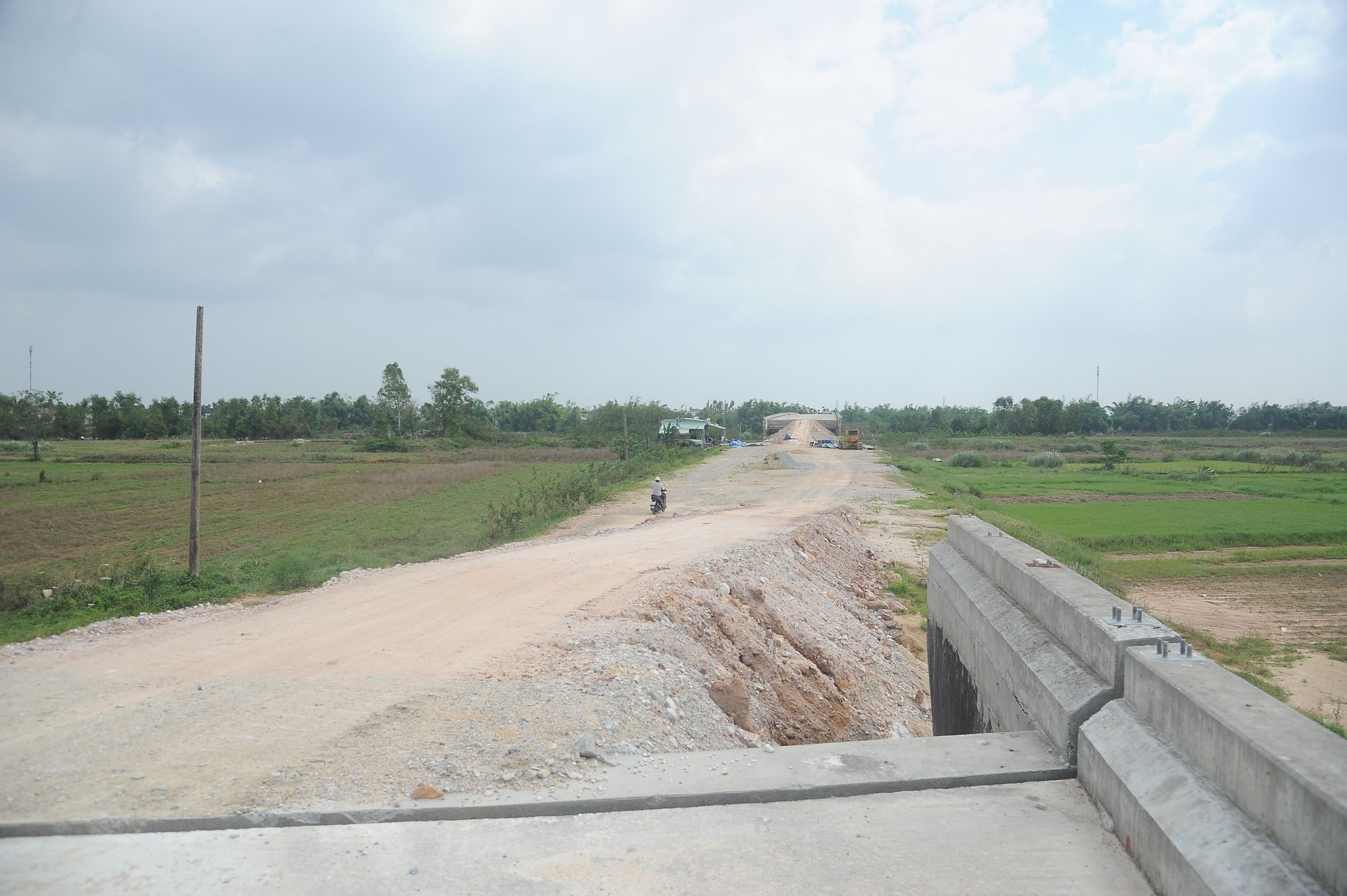 Cận cảnh hai cây cầu tiền tỷ 'nằm chờ' đường dẫn - Ảnh 2.