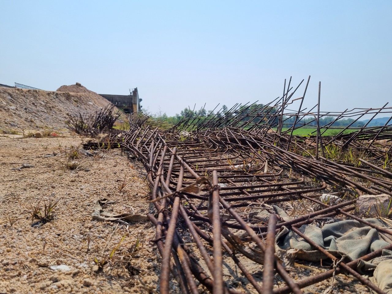 Cận cảnh hai cây cầu tiền tỷ 'nằm chờ' đường dẫn - Ảnh 10.