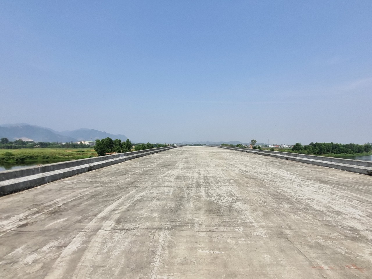 Cận cảnh hai cây cầu tiền tỷ 'nằm chờ' đường dẫn - Ảnh 4.