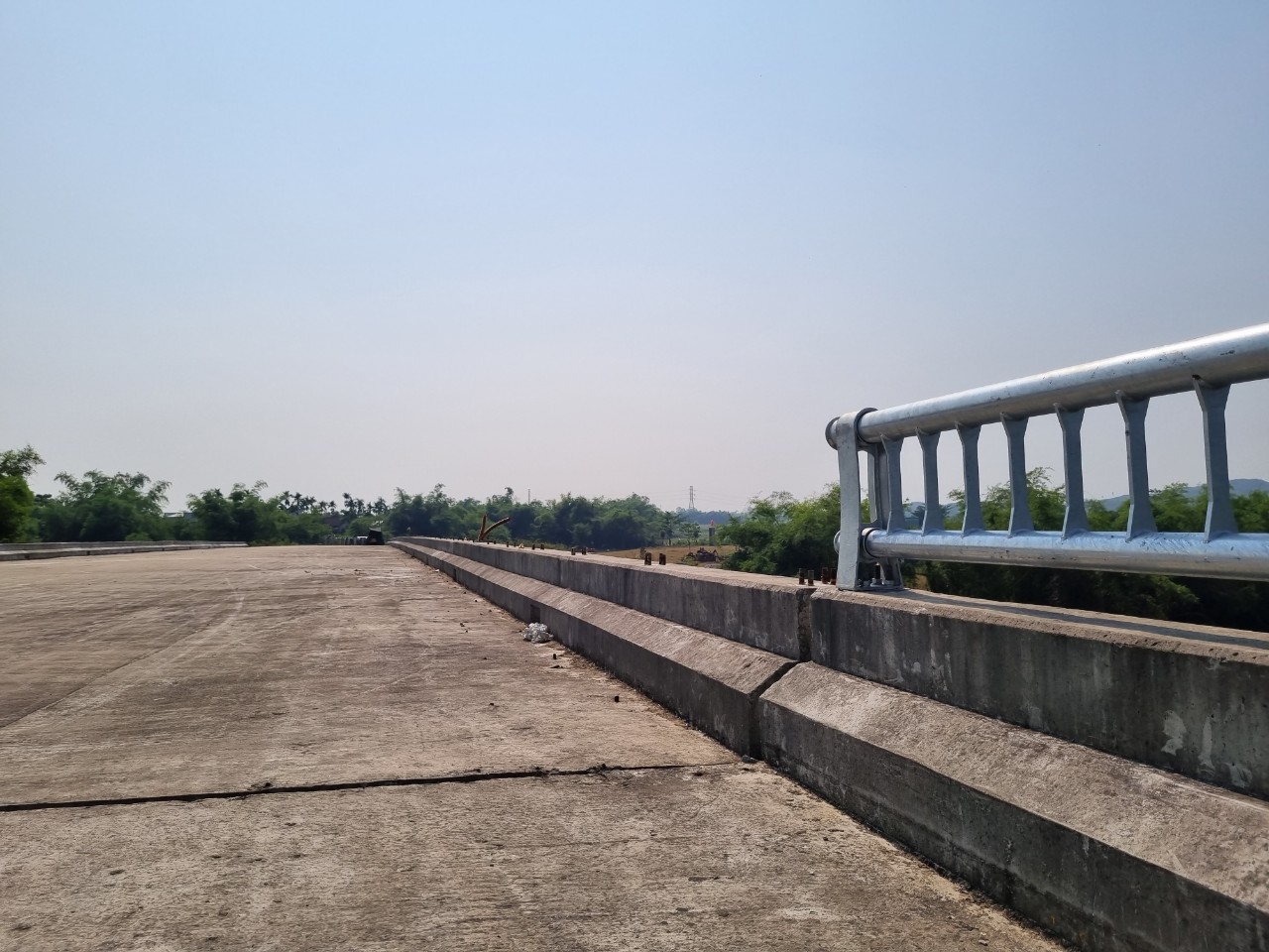 Cận cảnh hai cây cầu tiền tỷ 'nằm chờ' đường dẫn - Ảnh 5.