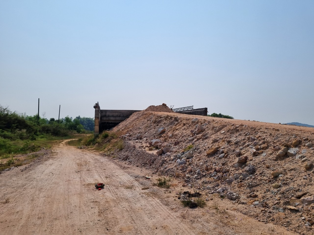 Cận cảnh hai cây cầu tiền tỷ 'nằm chờ' đường dẫn - Ảnh 6.