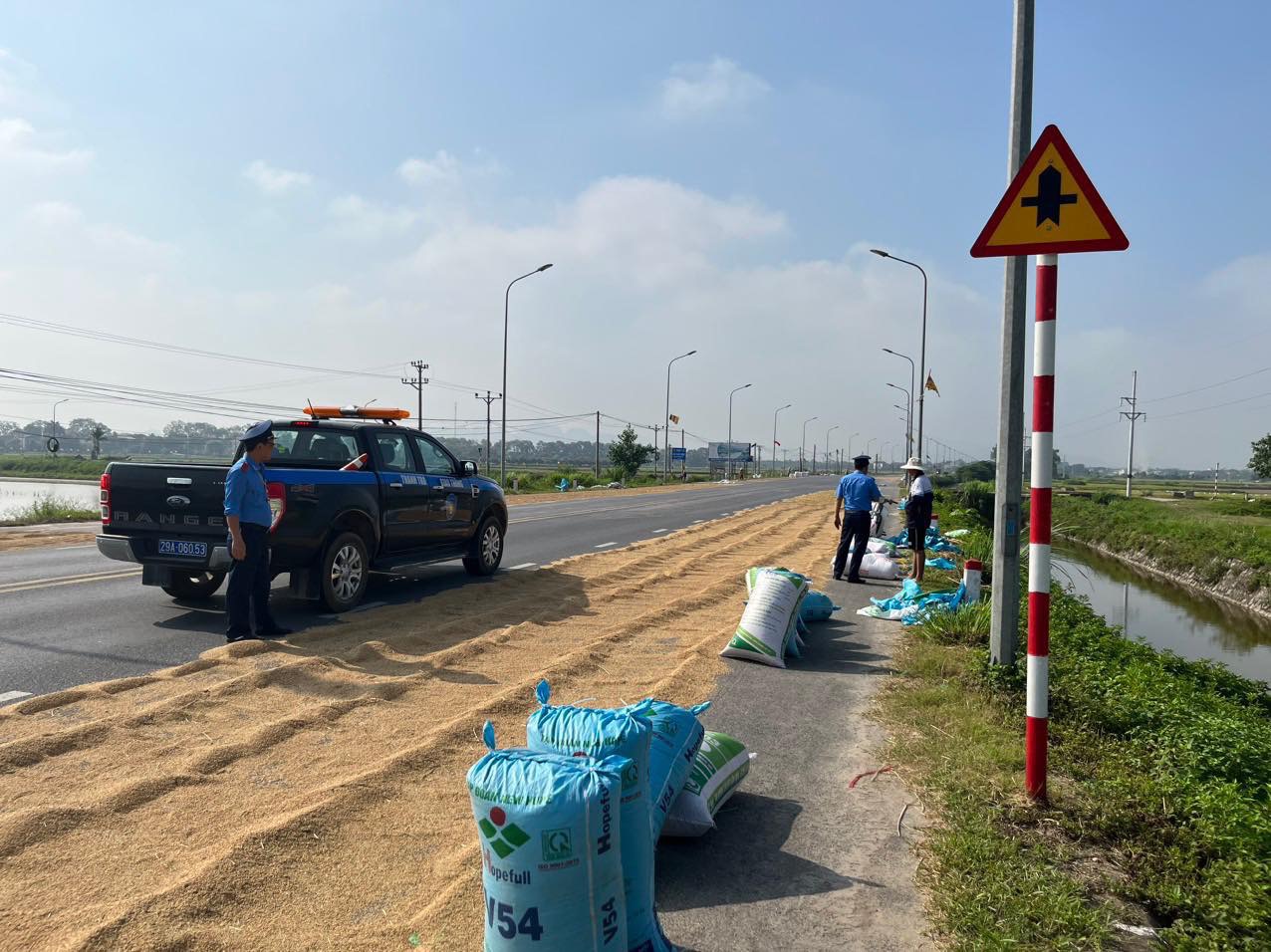 Hà Nội: Tăng cường kiểm tra, xử lý tình trạng phơi thóc trên đường bộ gây mất ATGT (tin truyền thông) - Ảnh 1.